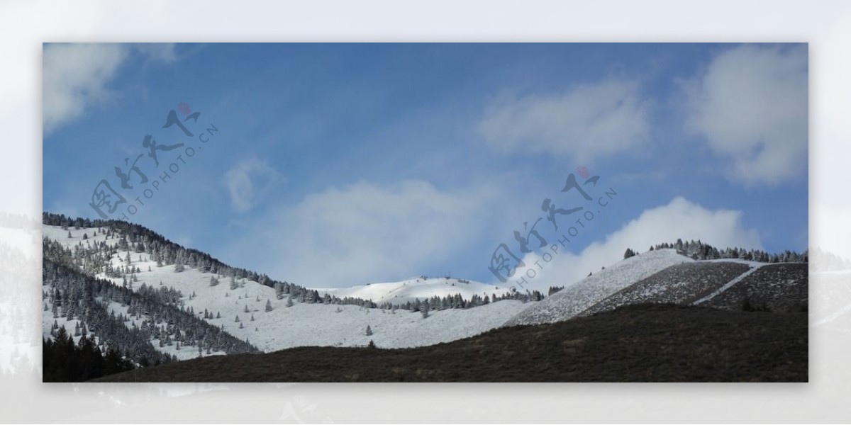 连绵雪山全景