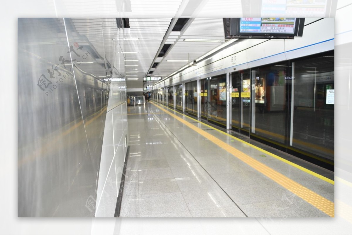 深圳地铁站候车厅明亮的站台