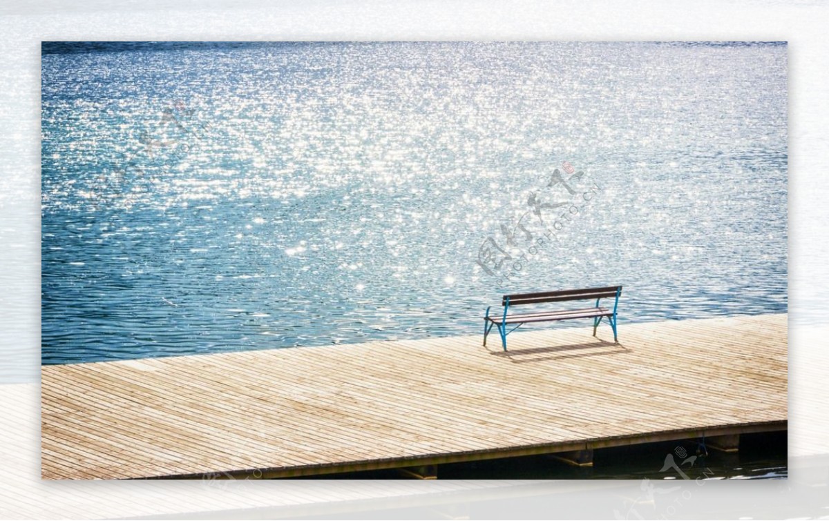 夏日海洋景观与独凳