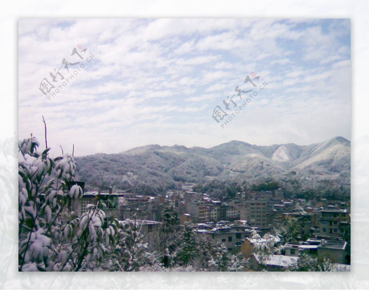 雪山雪景下雪的天空