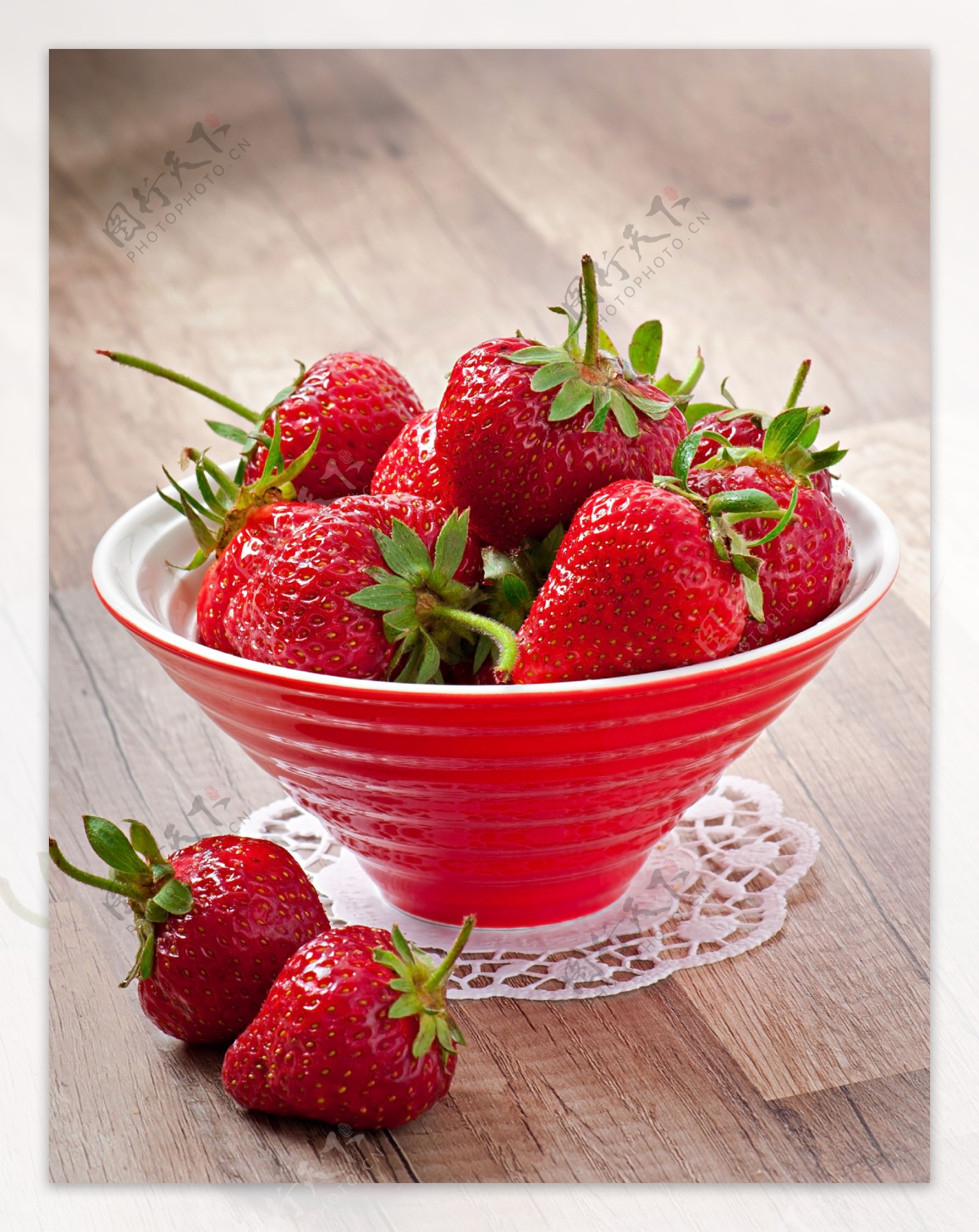 红色碗里的草莓