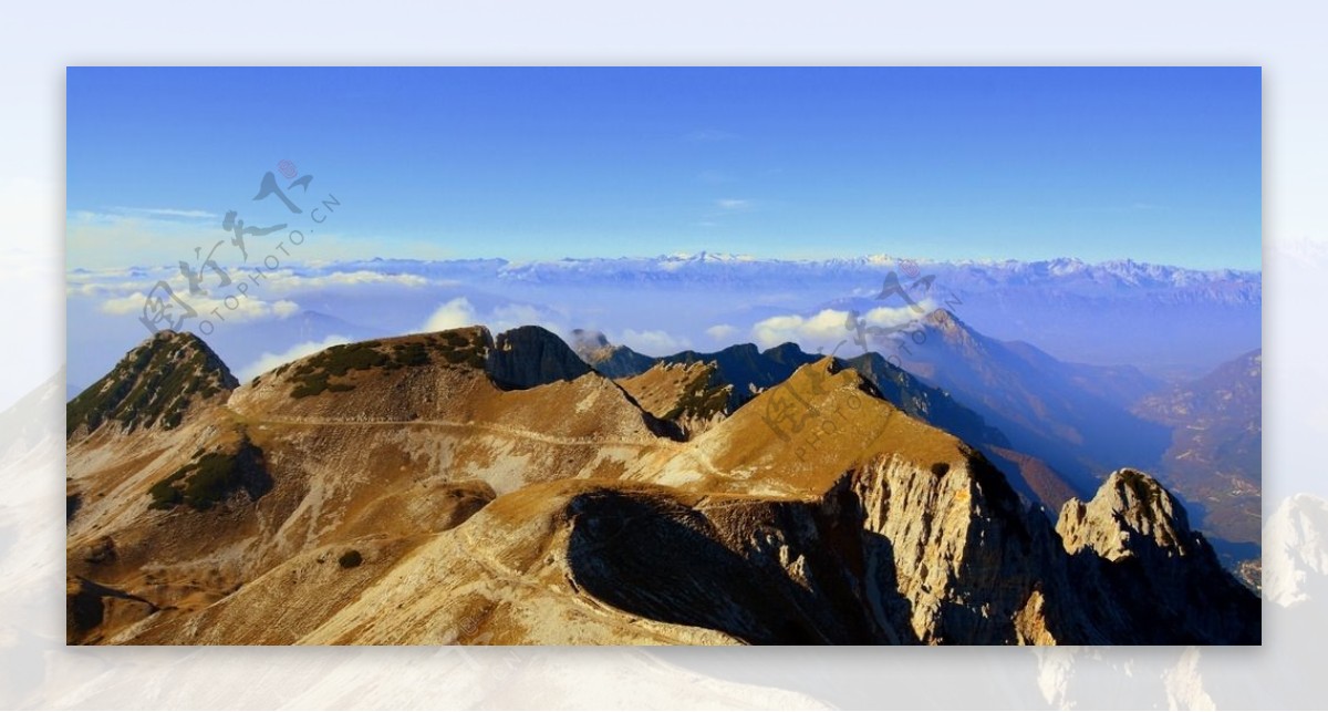 重叠的山峦