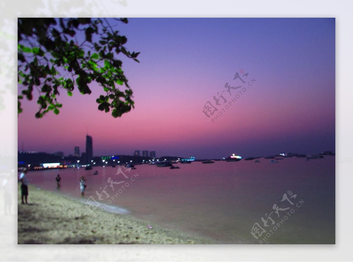 芭提雅海滩夜景