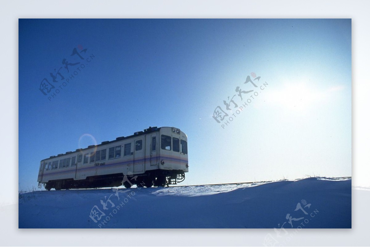 行驶在雪地里的火车