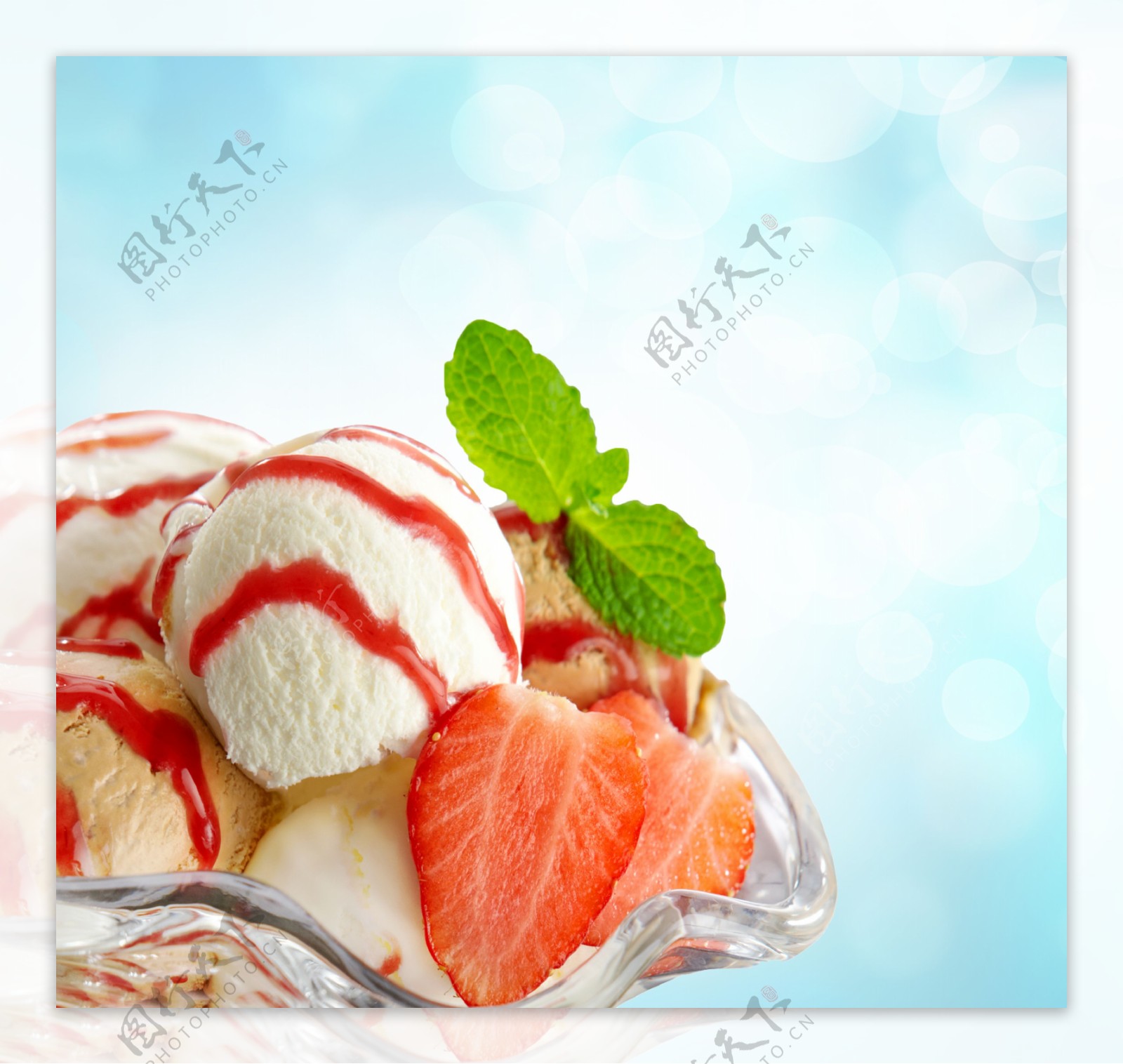 杯子内的草莓冰激凌图片