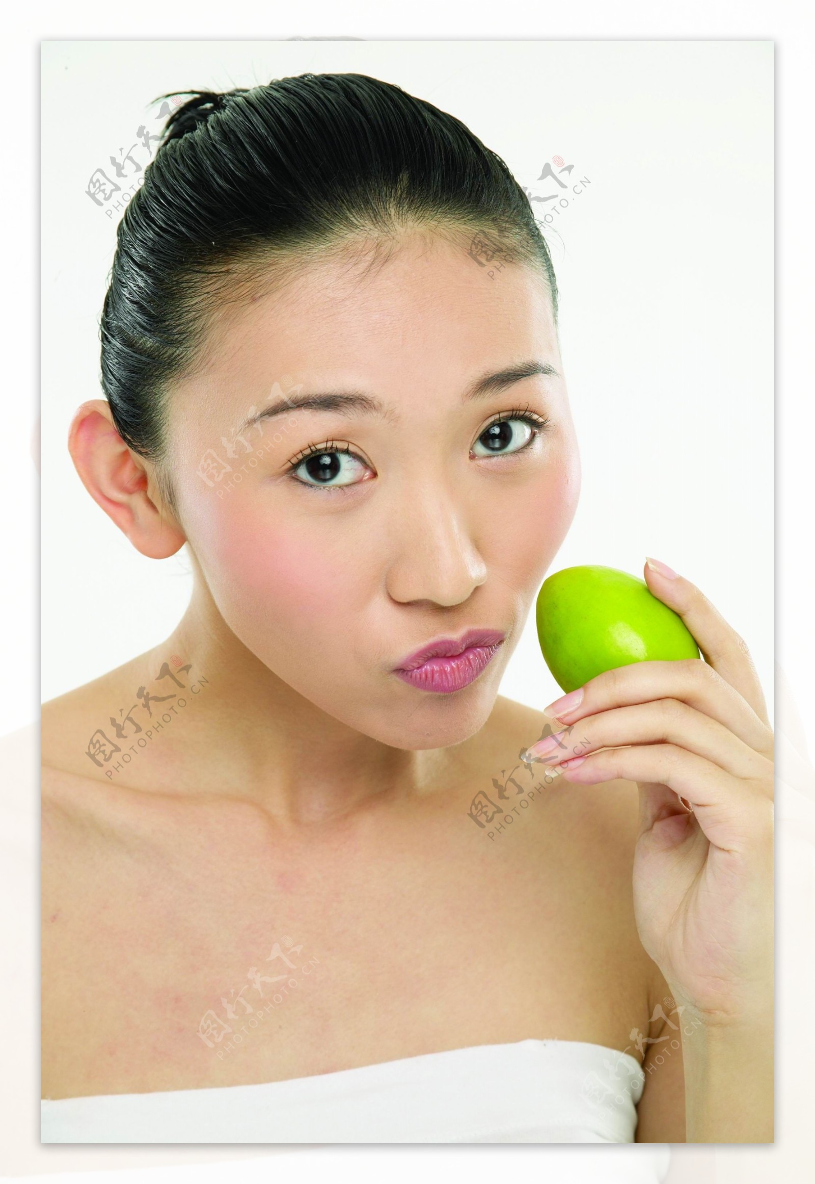 吃芒果的健康美女图片