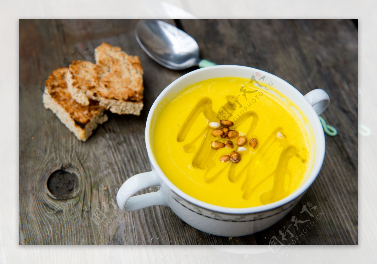 木板上的食物和黄色汤汁图片
