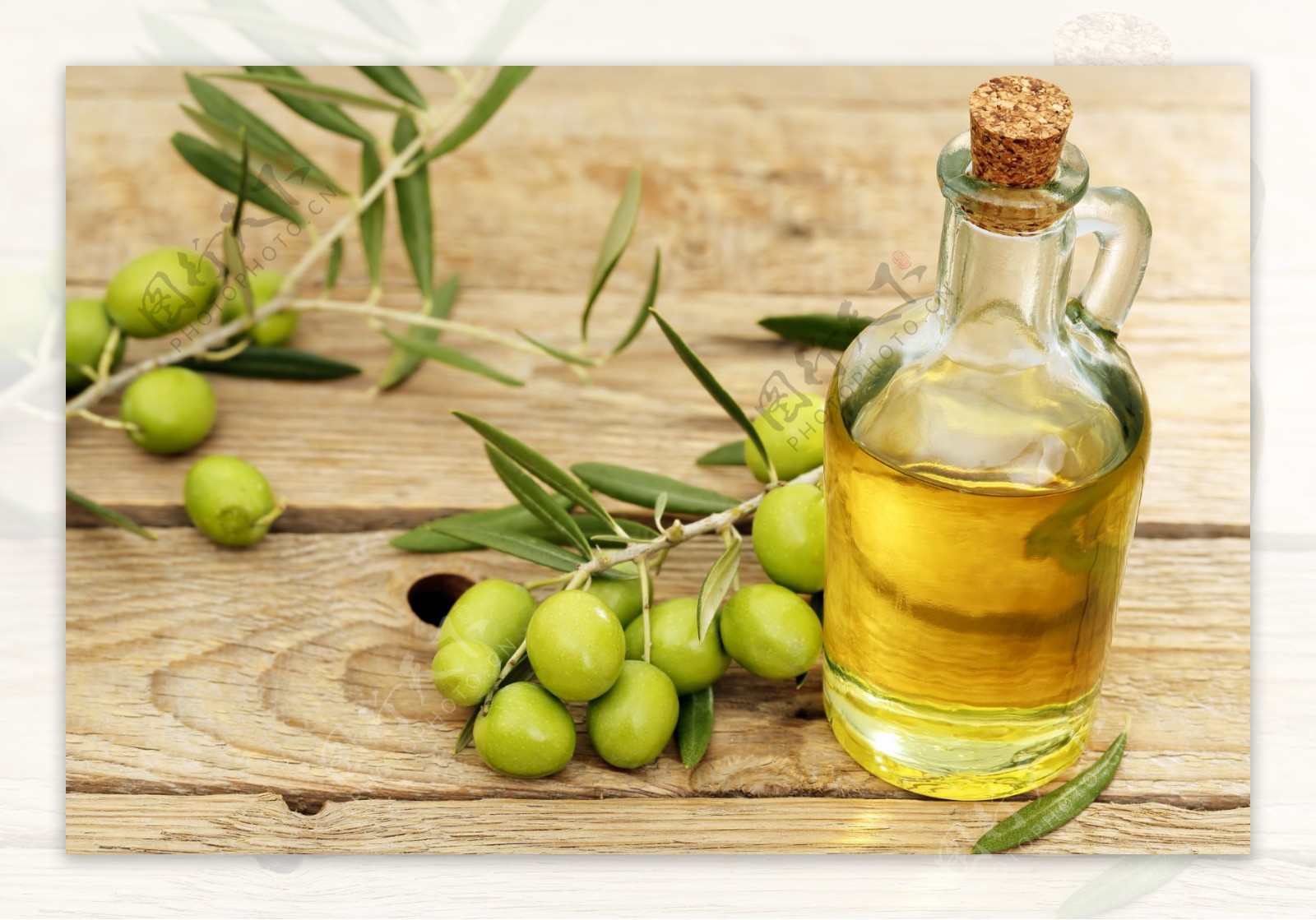 木板上的橄榄油图片