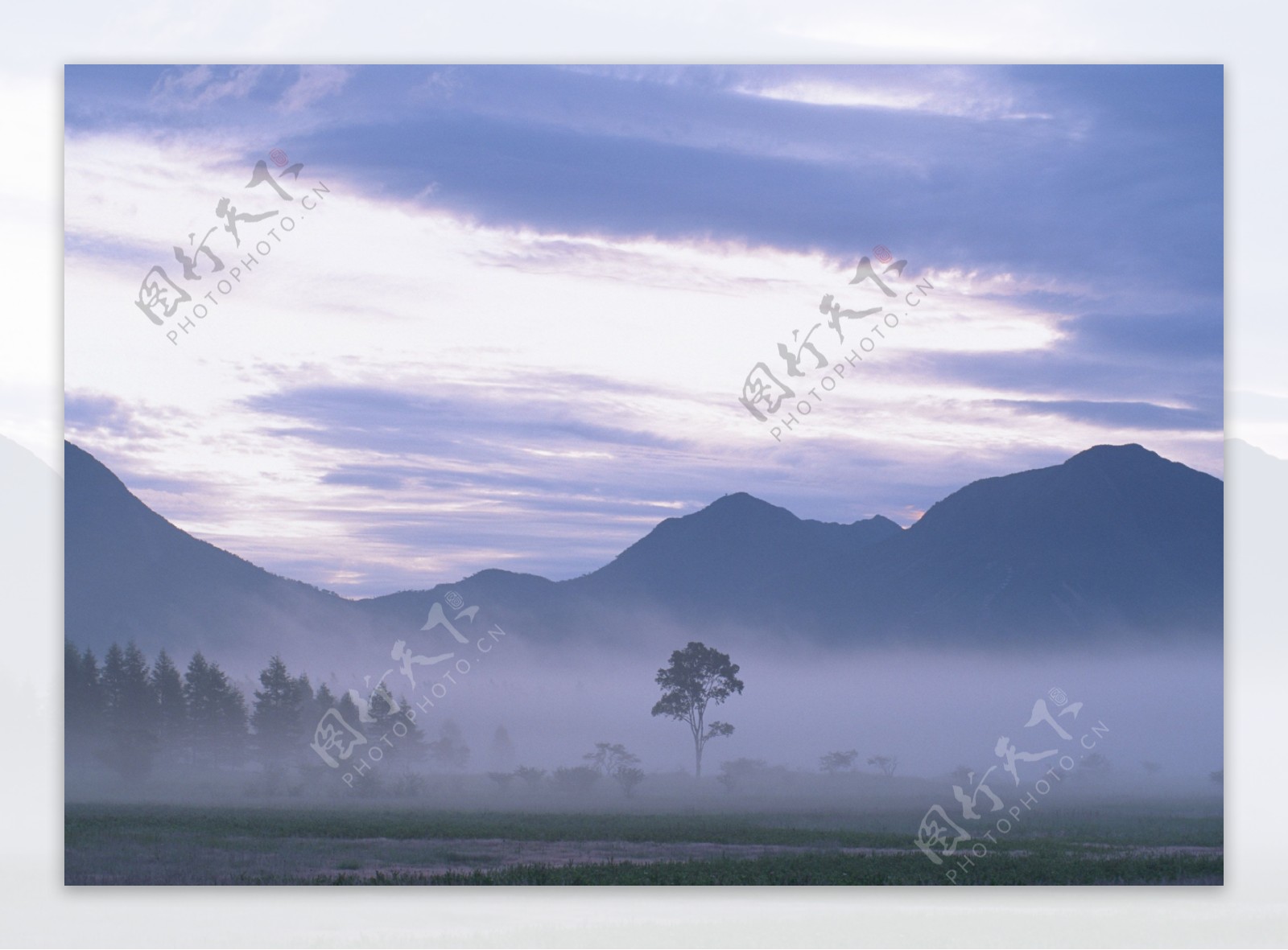 山峰平原风景图片