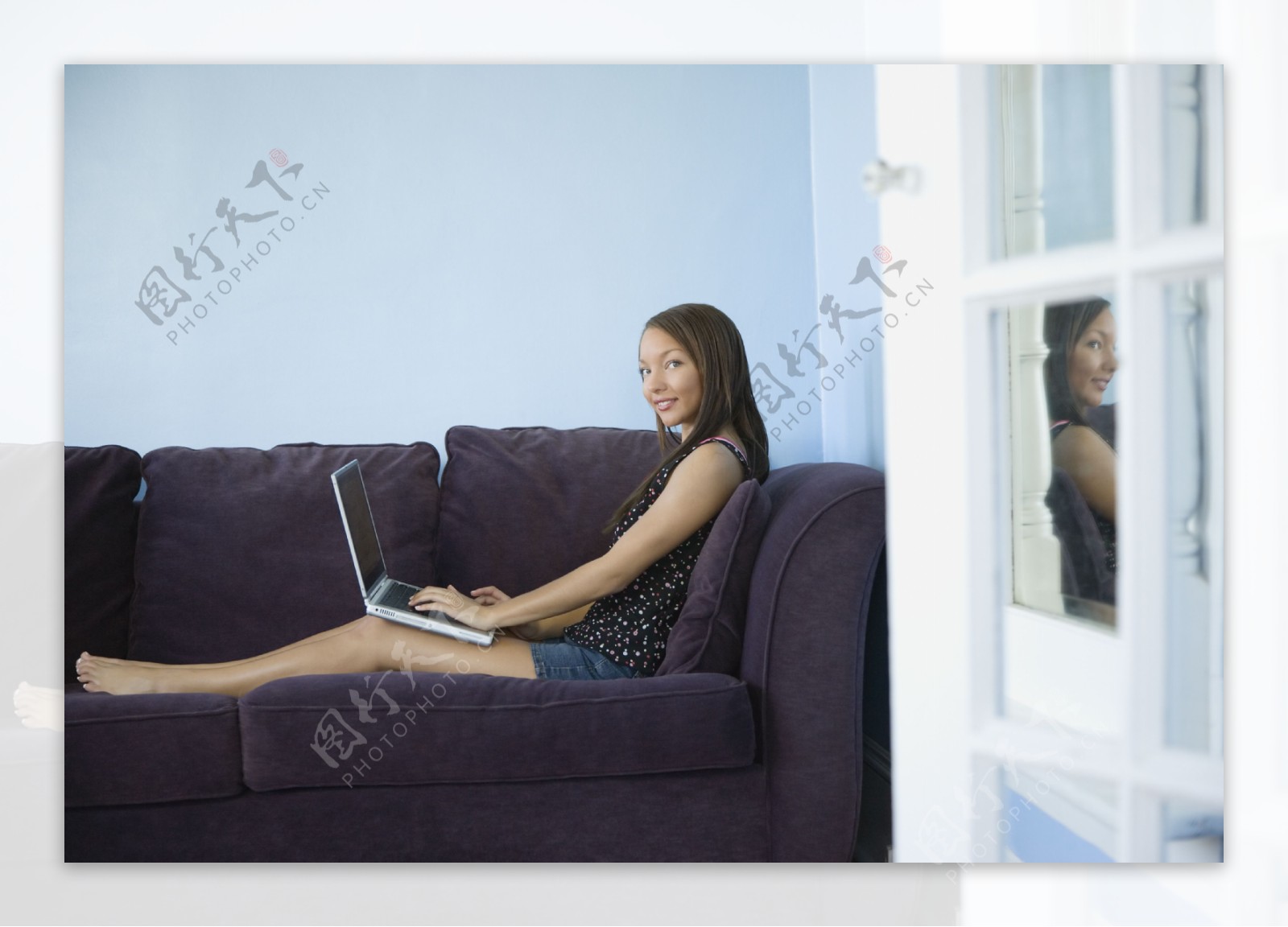 靠在沙发上上网的女性图片