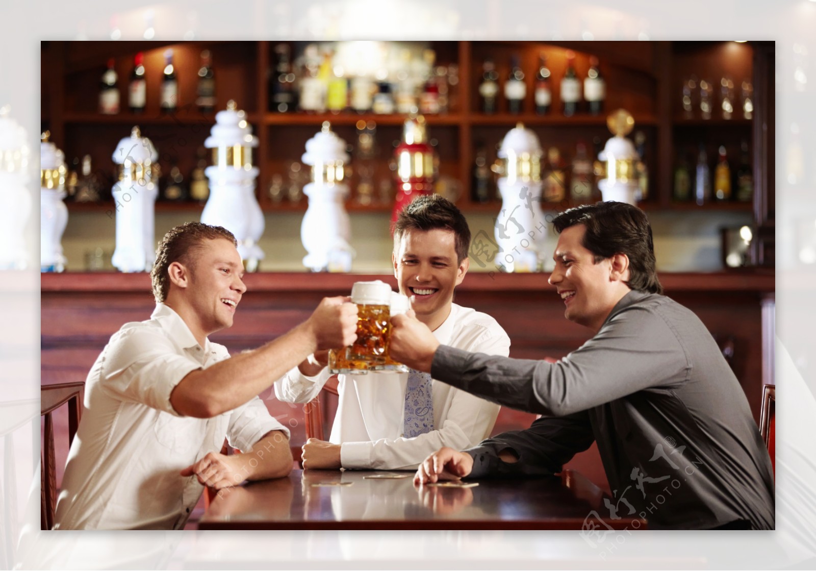 干杯喝酒的三名男人图片