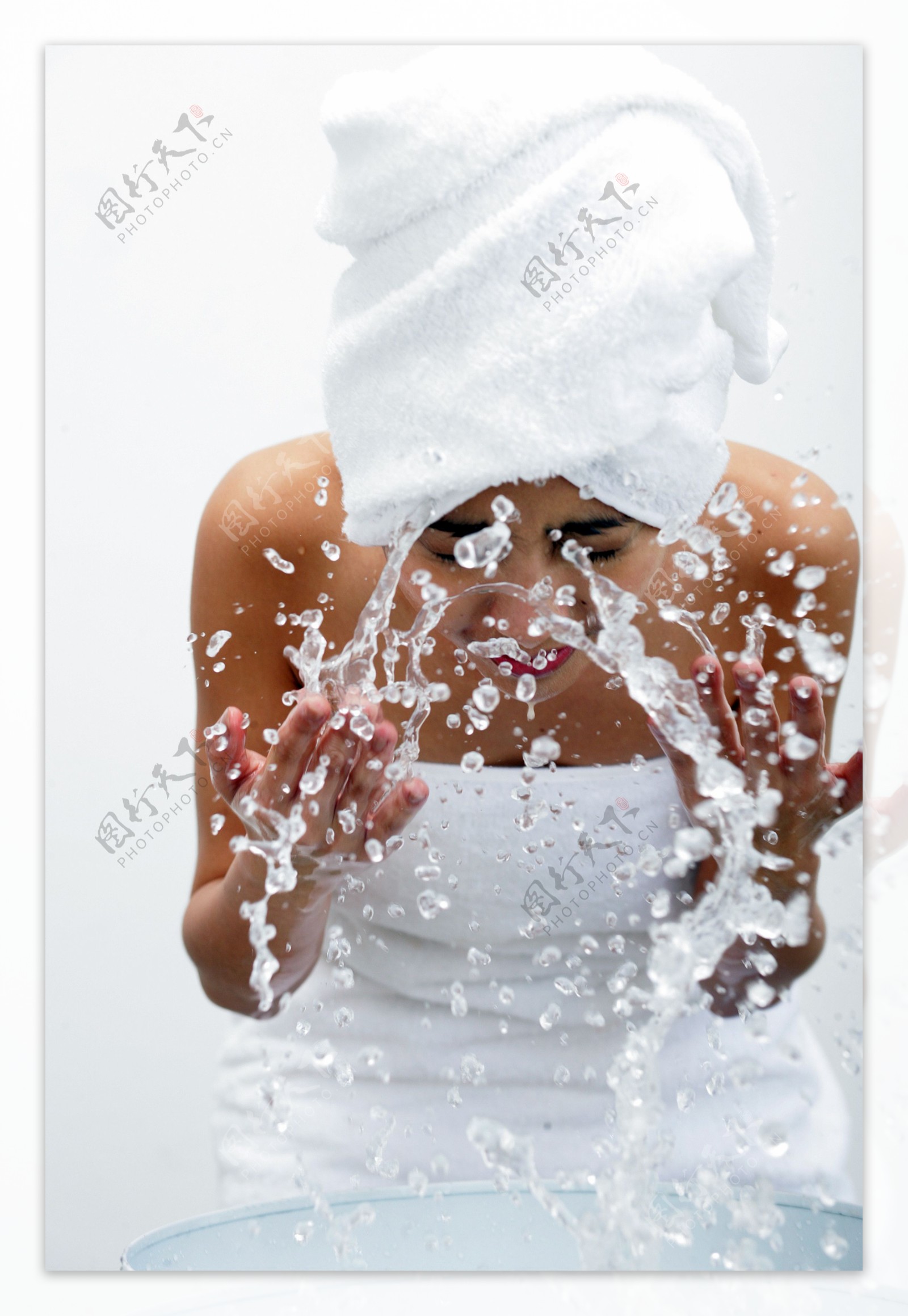 正在洗脸的健康女性图片