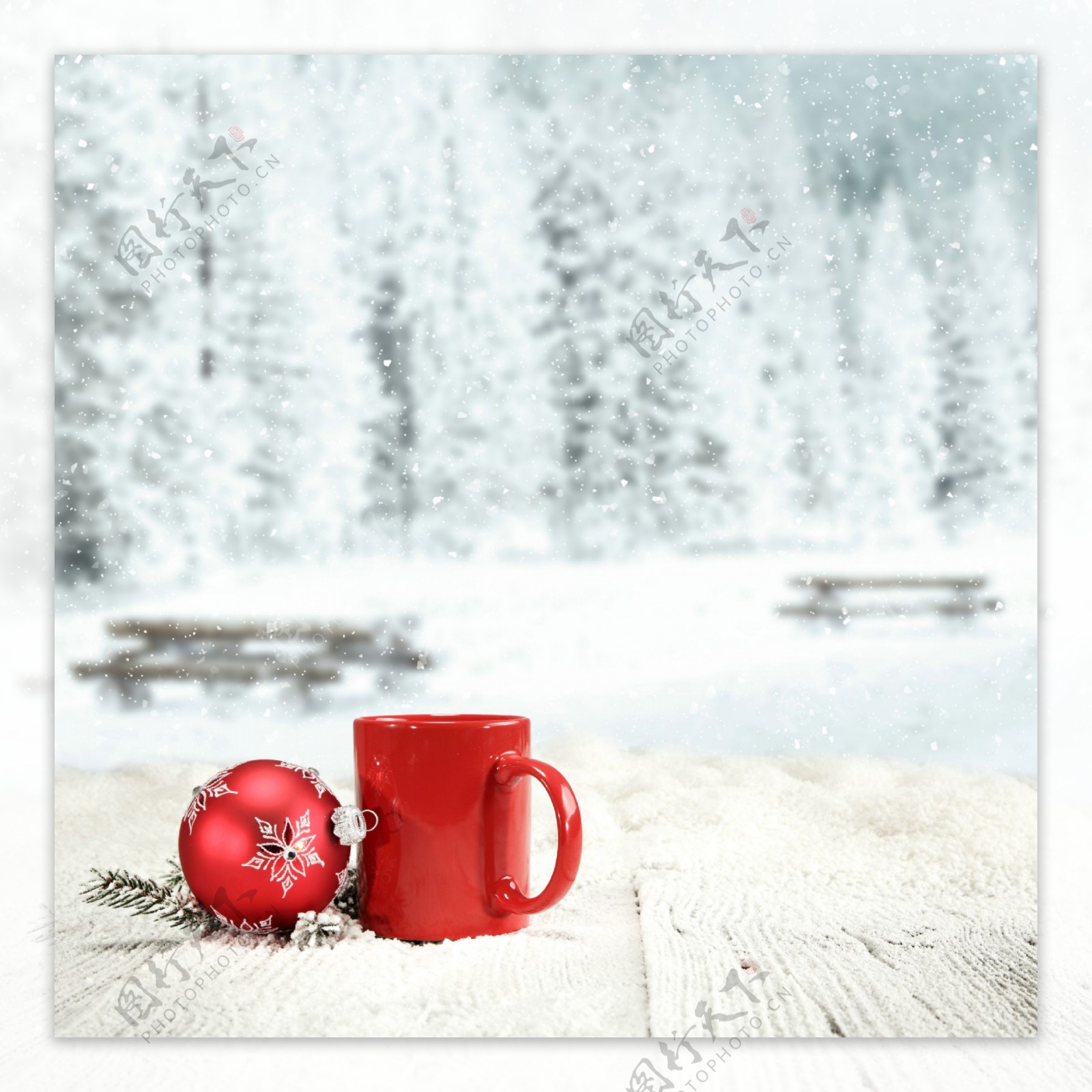 圣诞球与红色茶杯图片