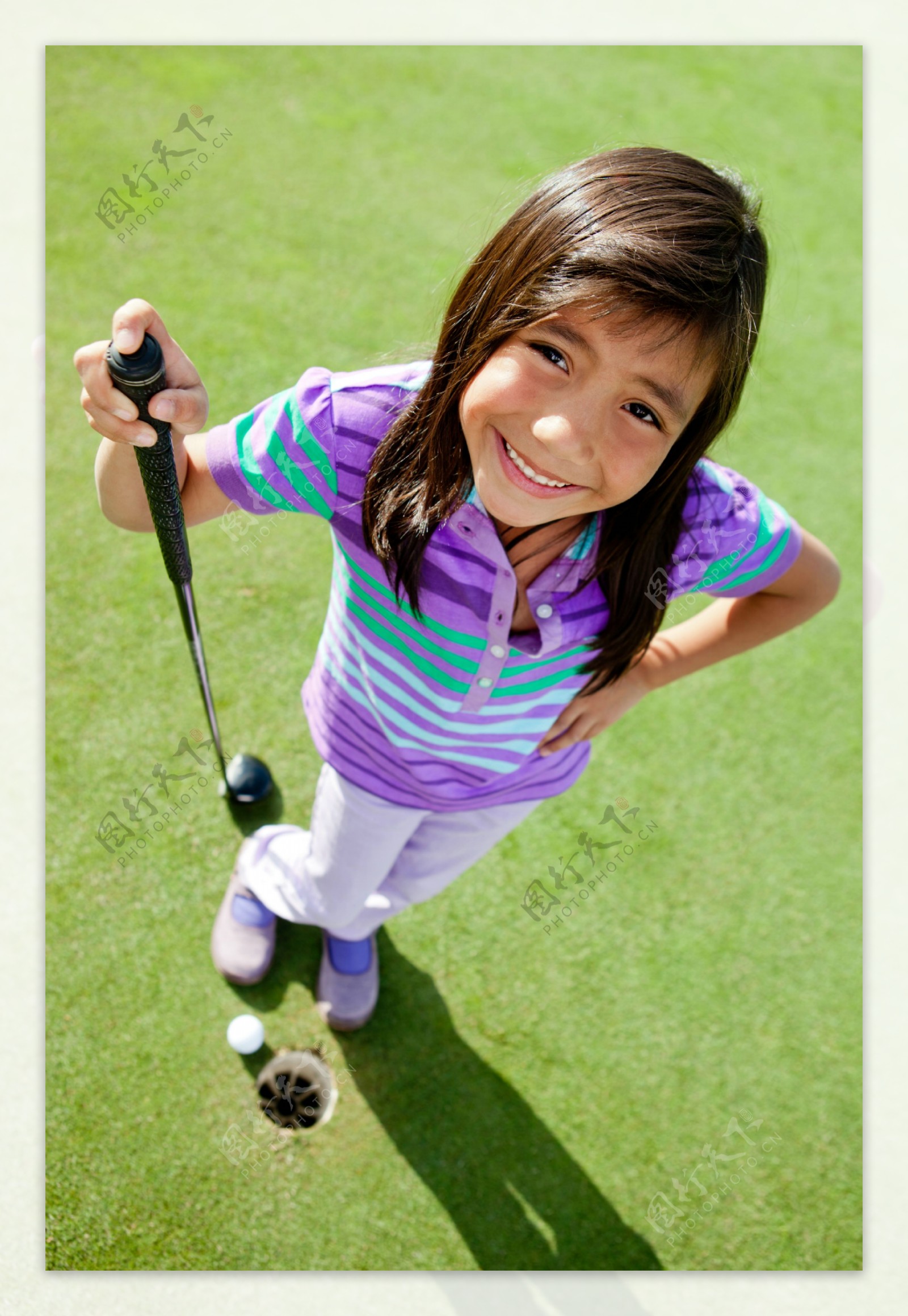 拿着高尔夫球杆的女孩图片