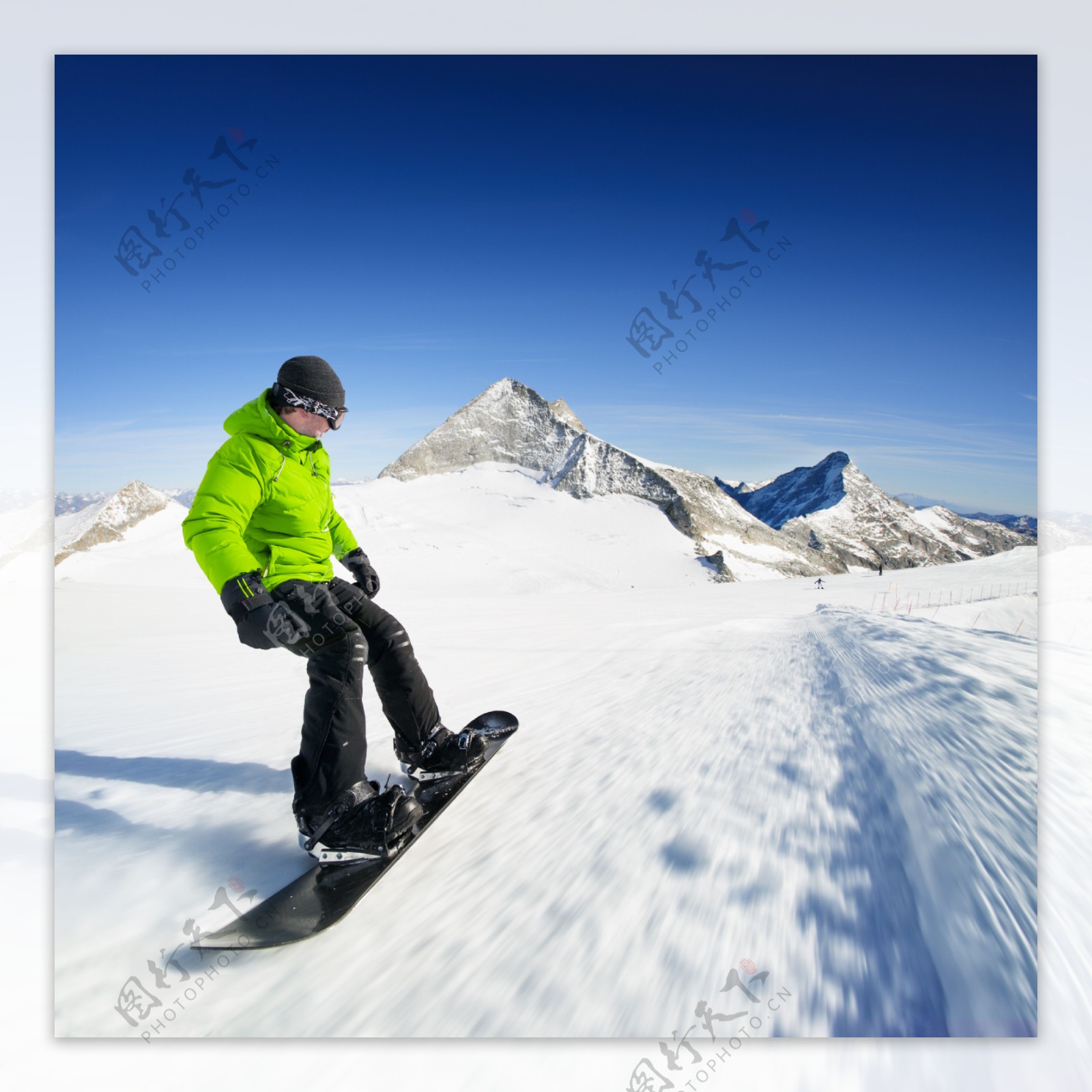 向下冲去的滑雪运动员图片