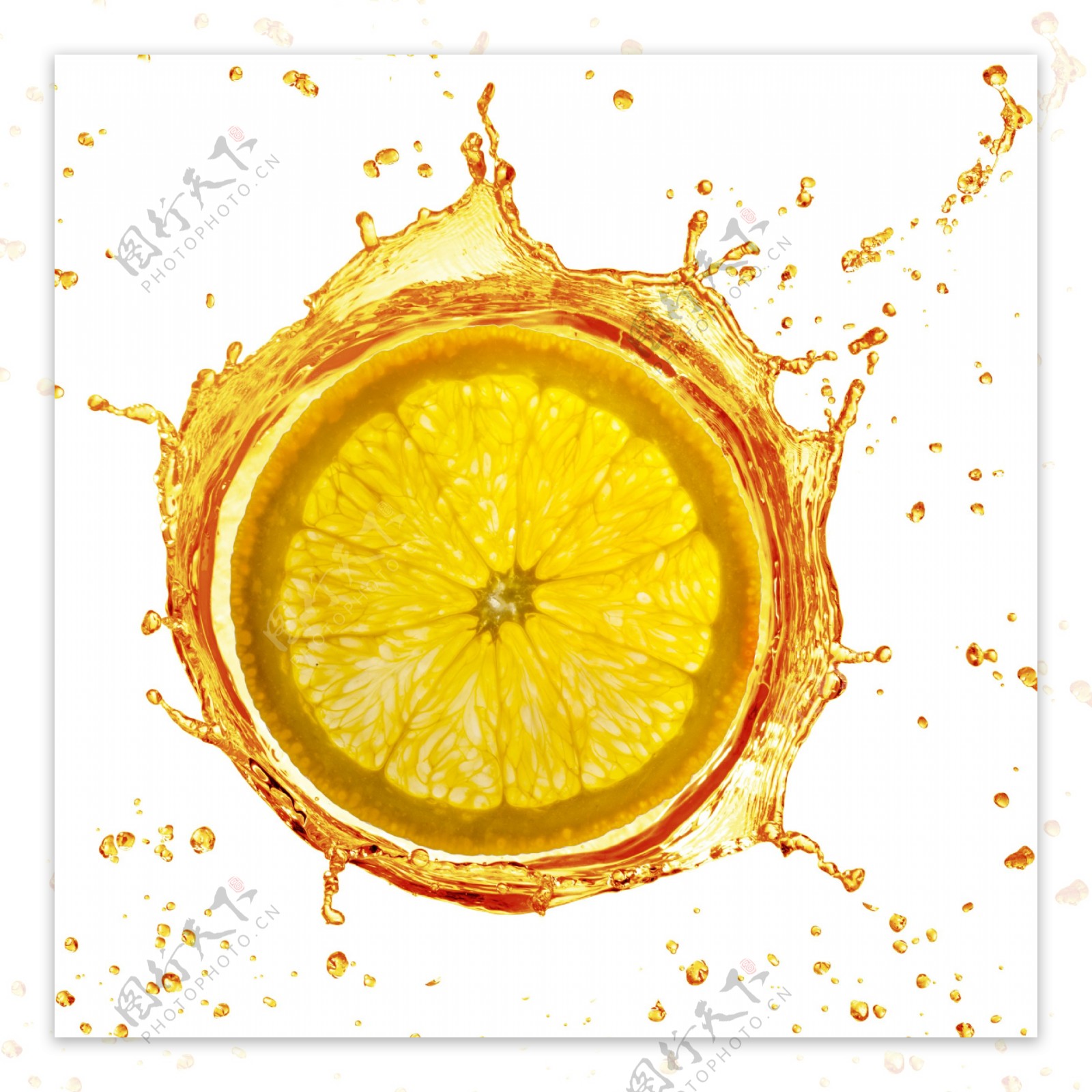 橙色水中的柠檬片图片