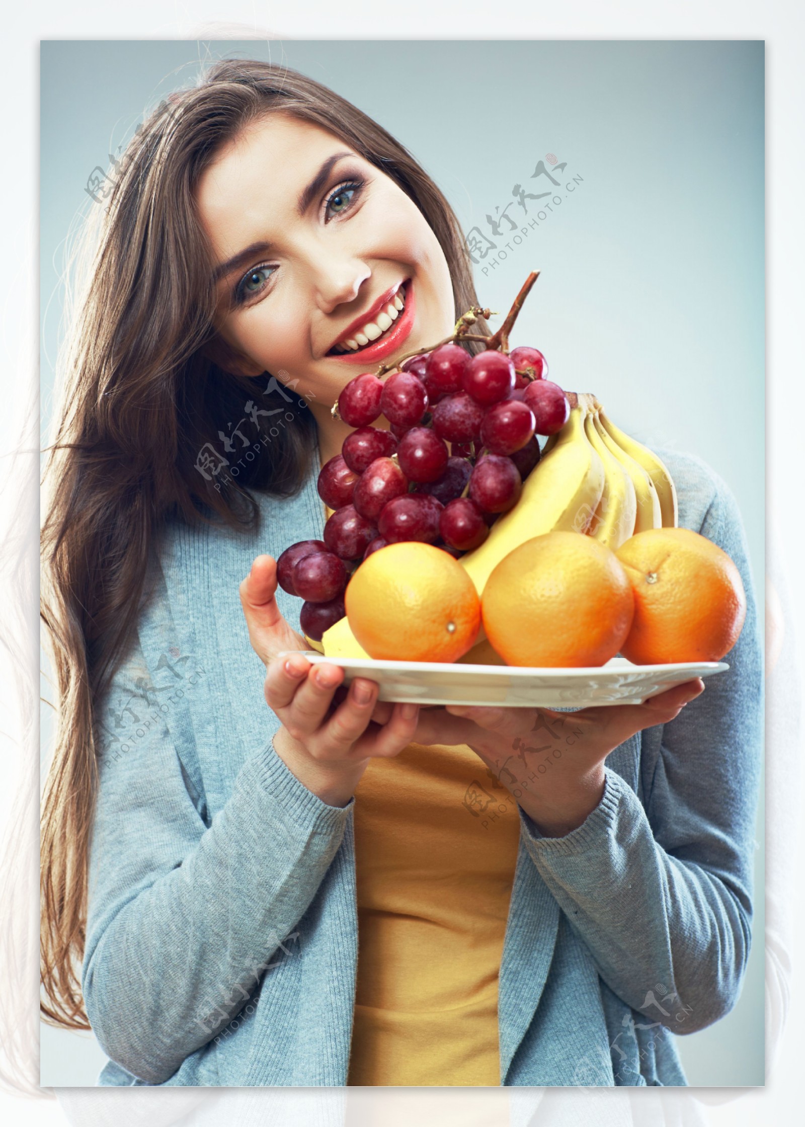 端着新鲜水果的女人图片