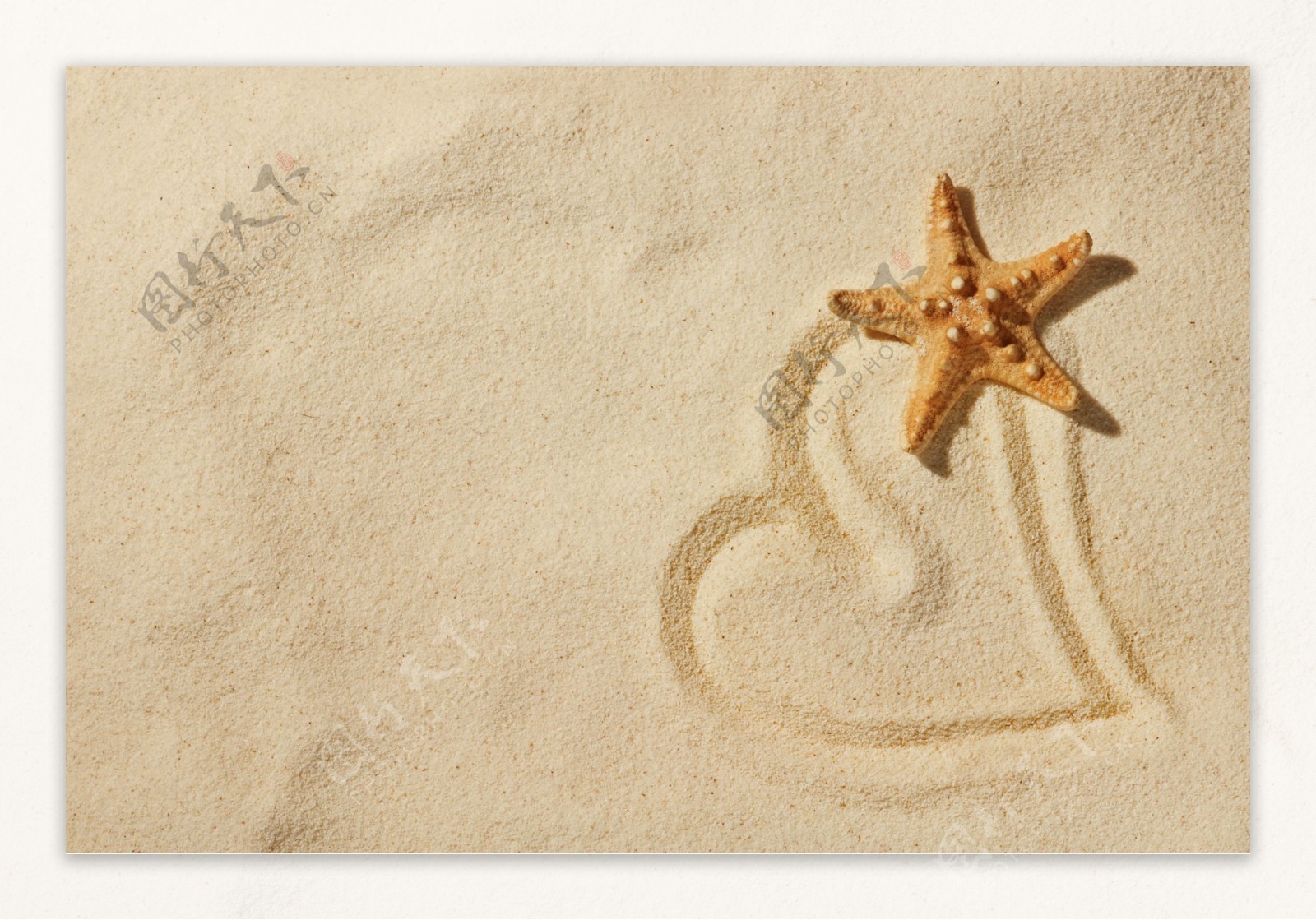 沙滩上心形海星图片
