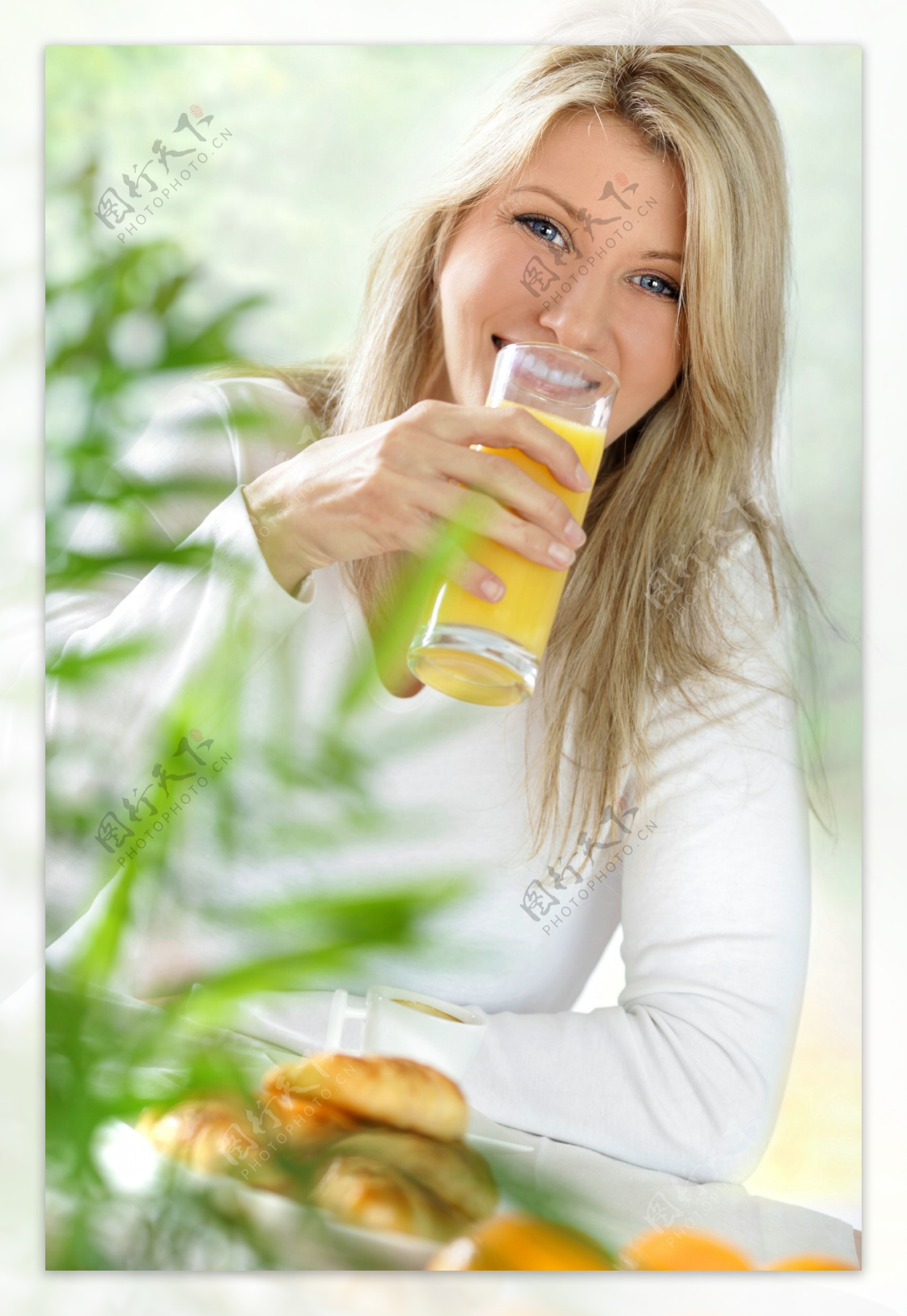 喝橙汁饮料的外国美女图片