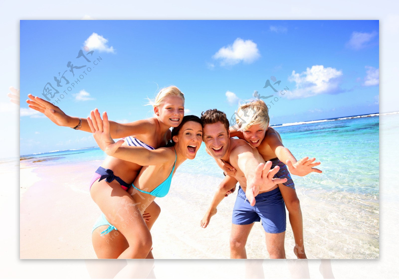 沙滩上伸出手的一家人图片