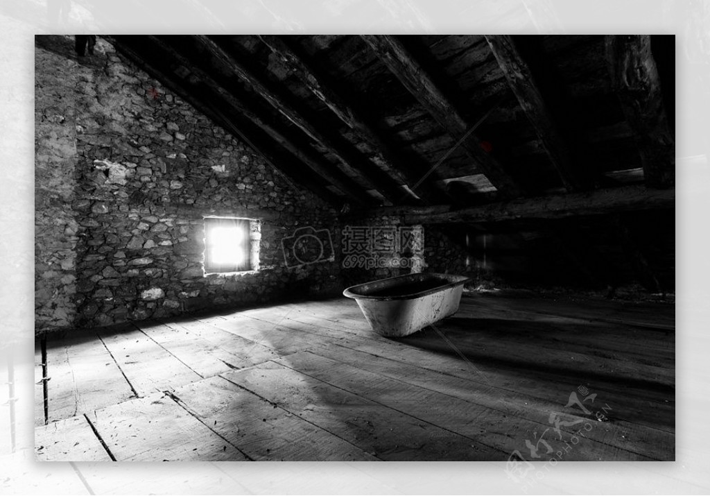 木材黑色和白色墙壁房子窗阁楼地板老阴影阁楼石材梁浴缸浴缸