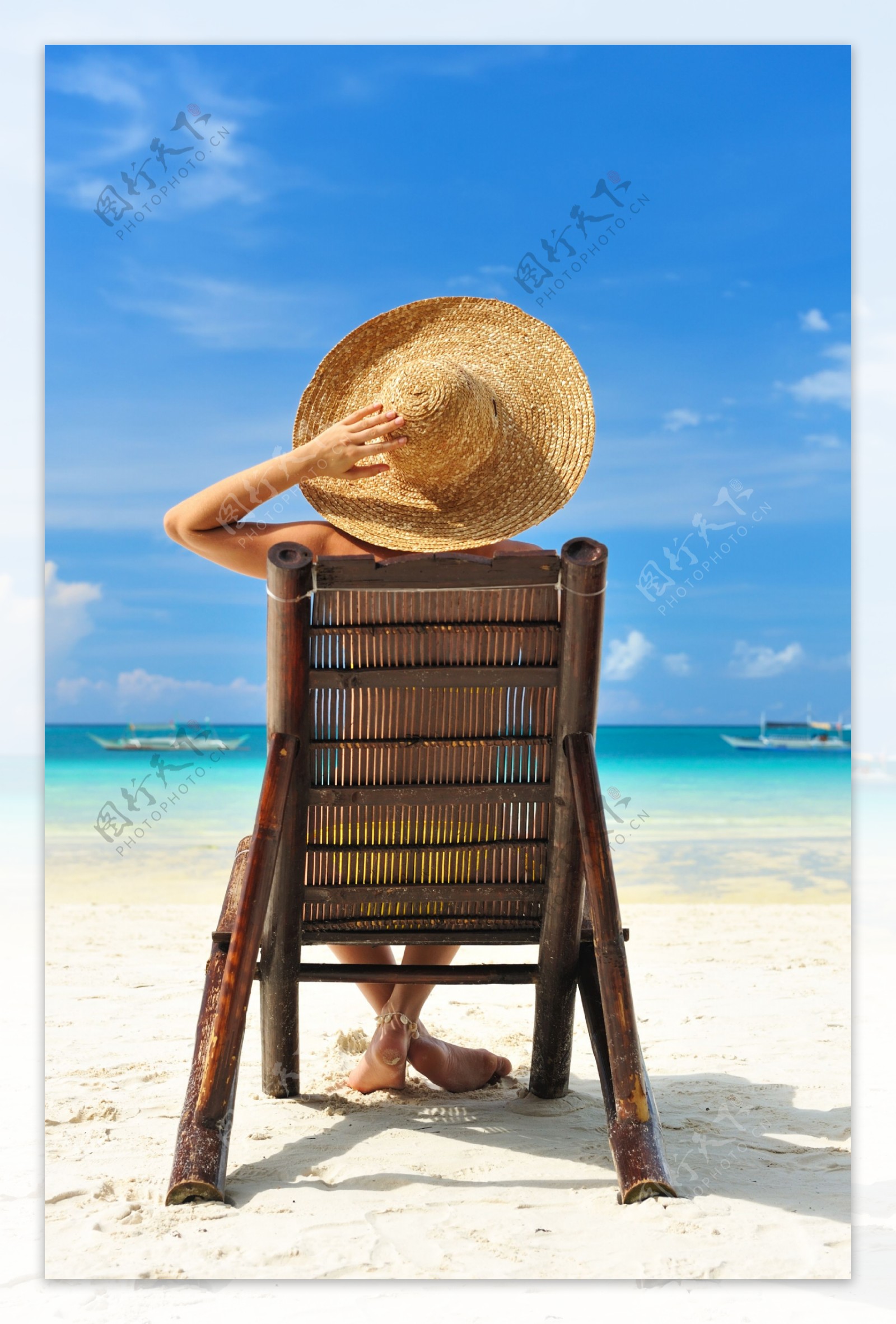 坐在沙滩椅子上的性感美女图片