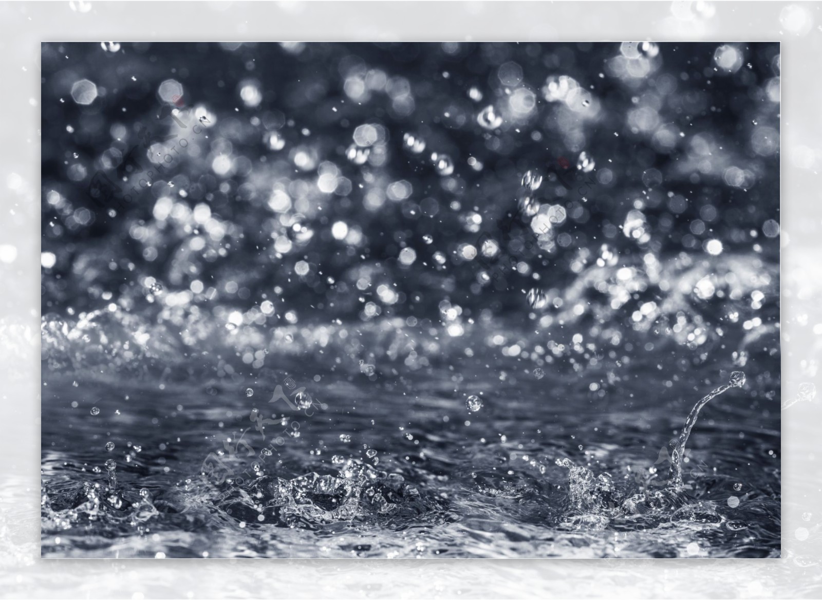 雨天水面溅起的水花图片