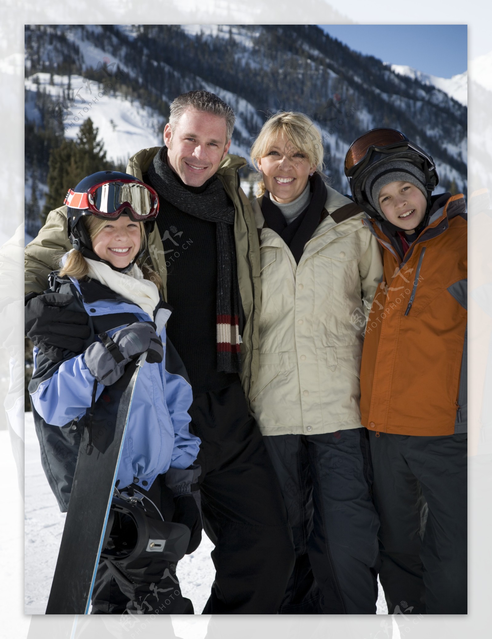 快乐的滑雪一家人图片