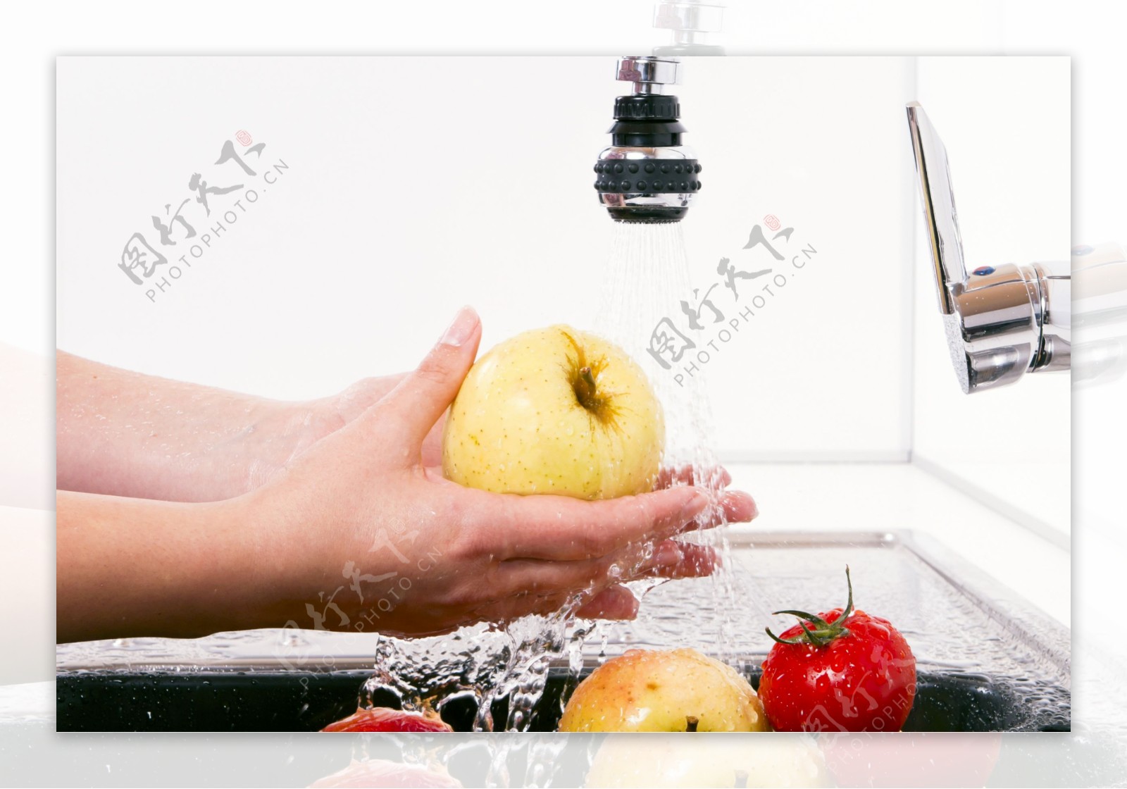 厨房清洗的水果蔬菜图片