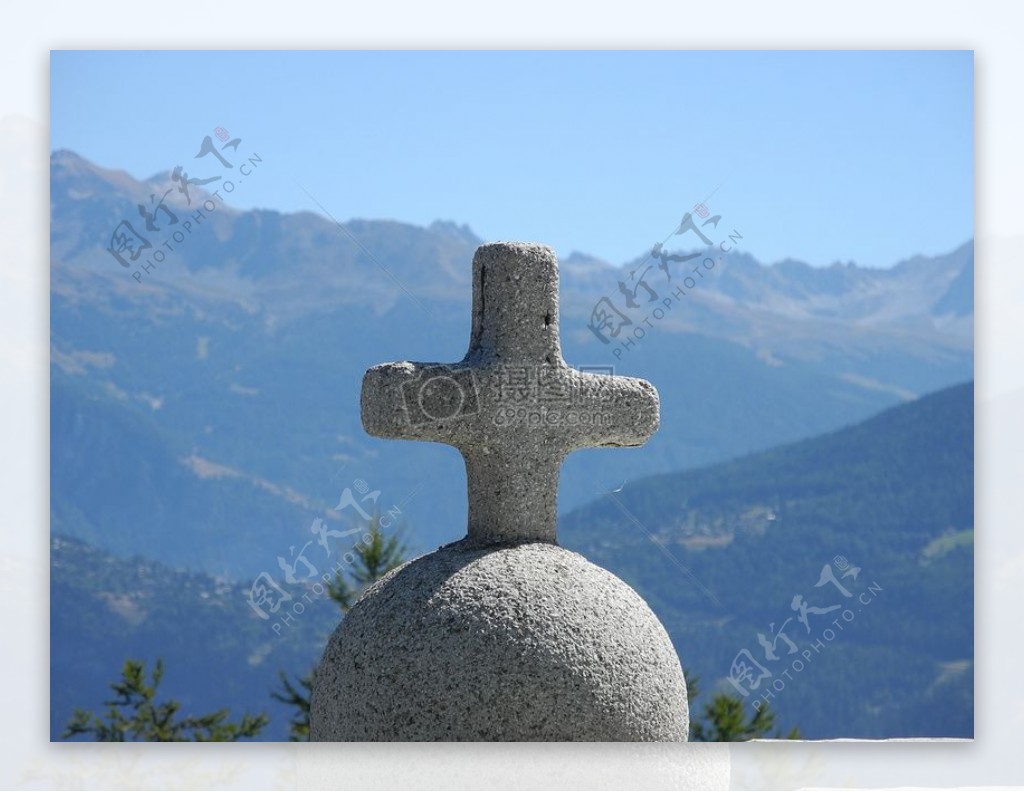石制的十字架雕塑