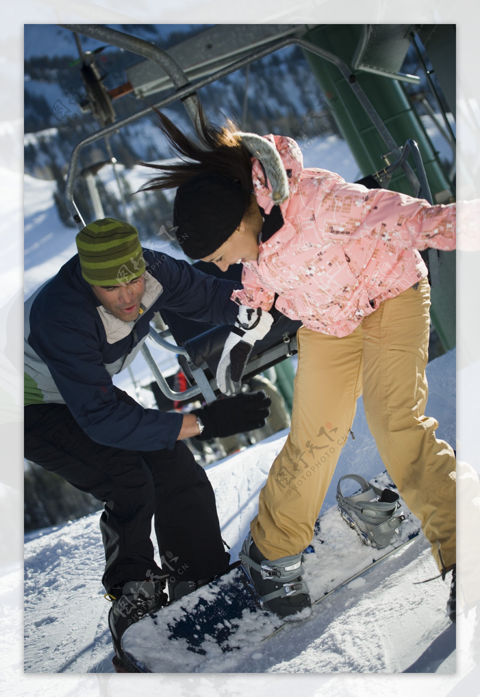 初学滑雪的情侣图片
