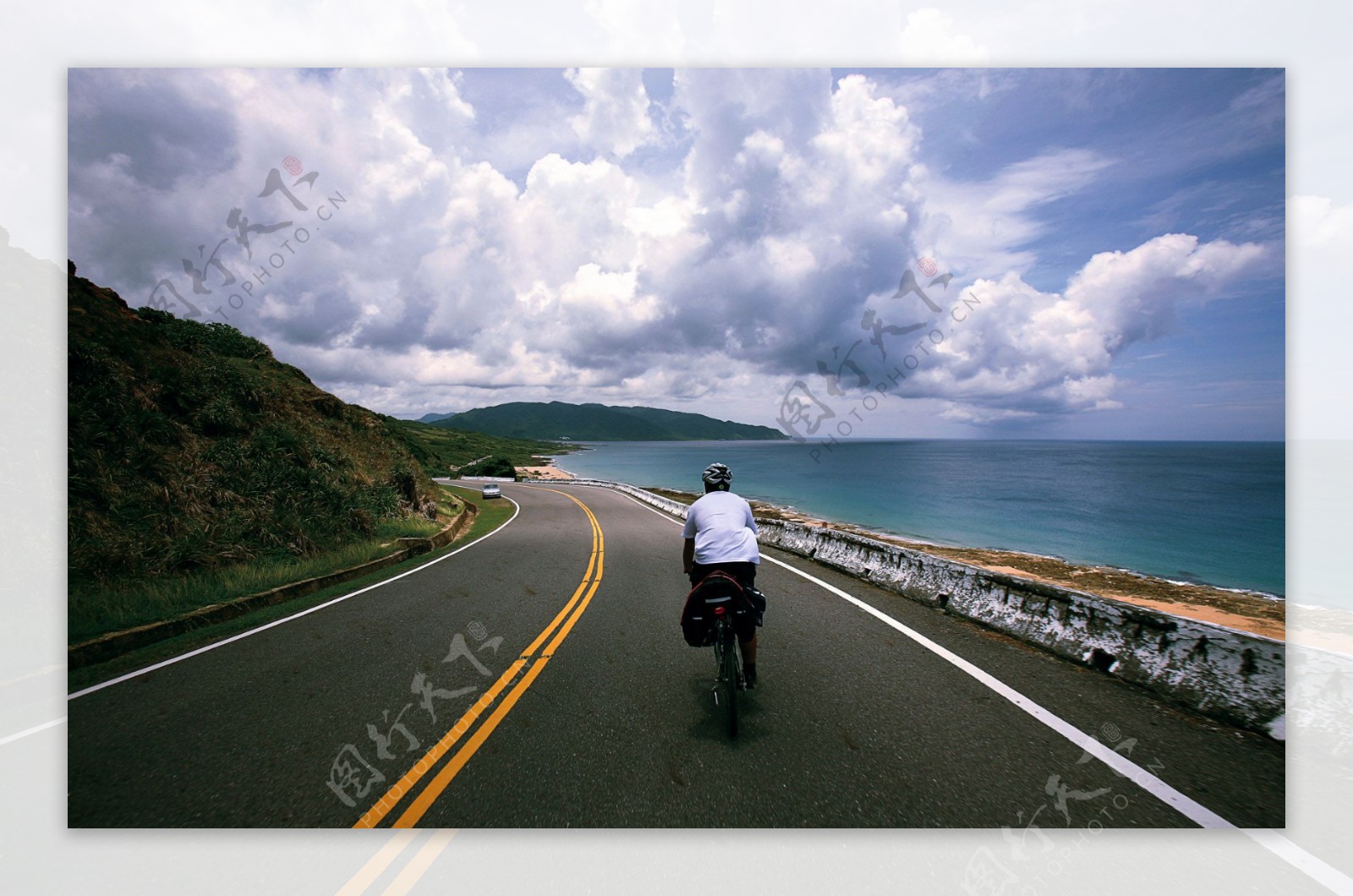 公路上骑自行车的人物图片