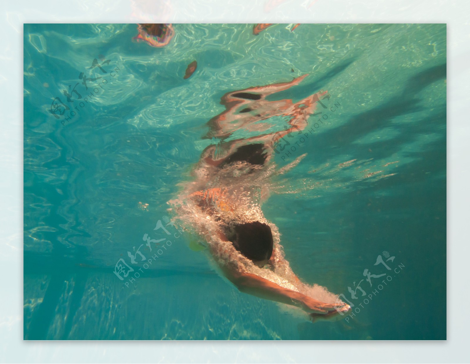 水中游泳的人物摄影图片