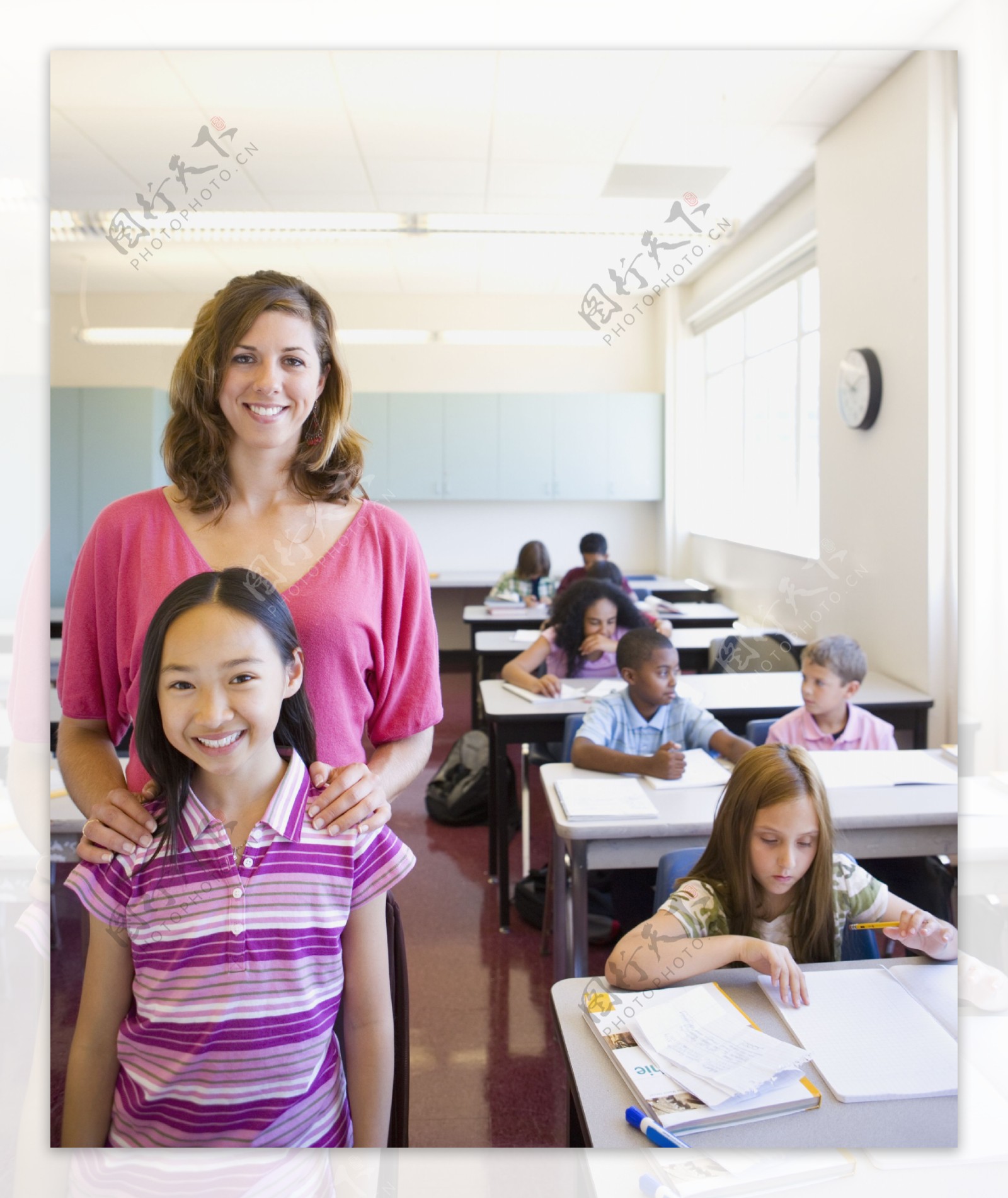 小女孩与女老师图片