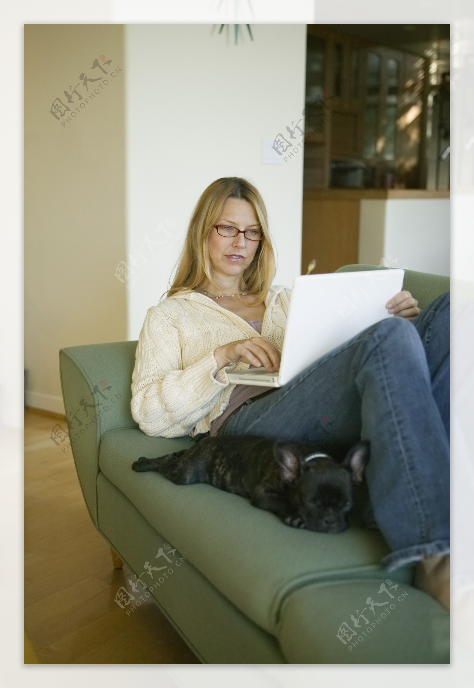 玩电脑的外国美女与宠物狗图片