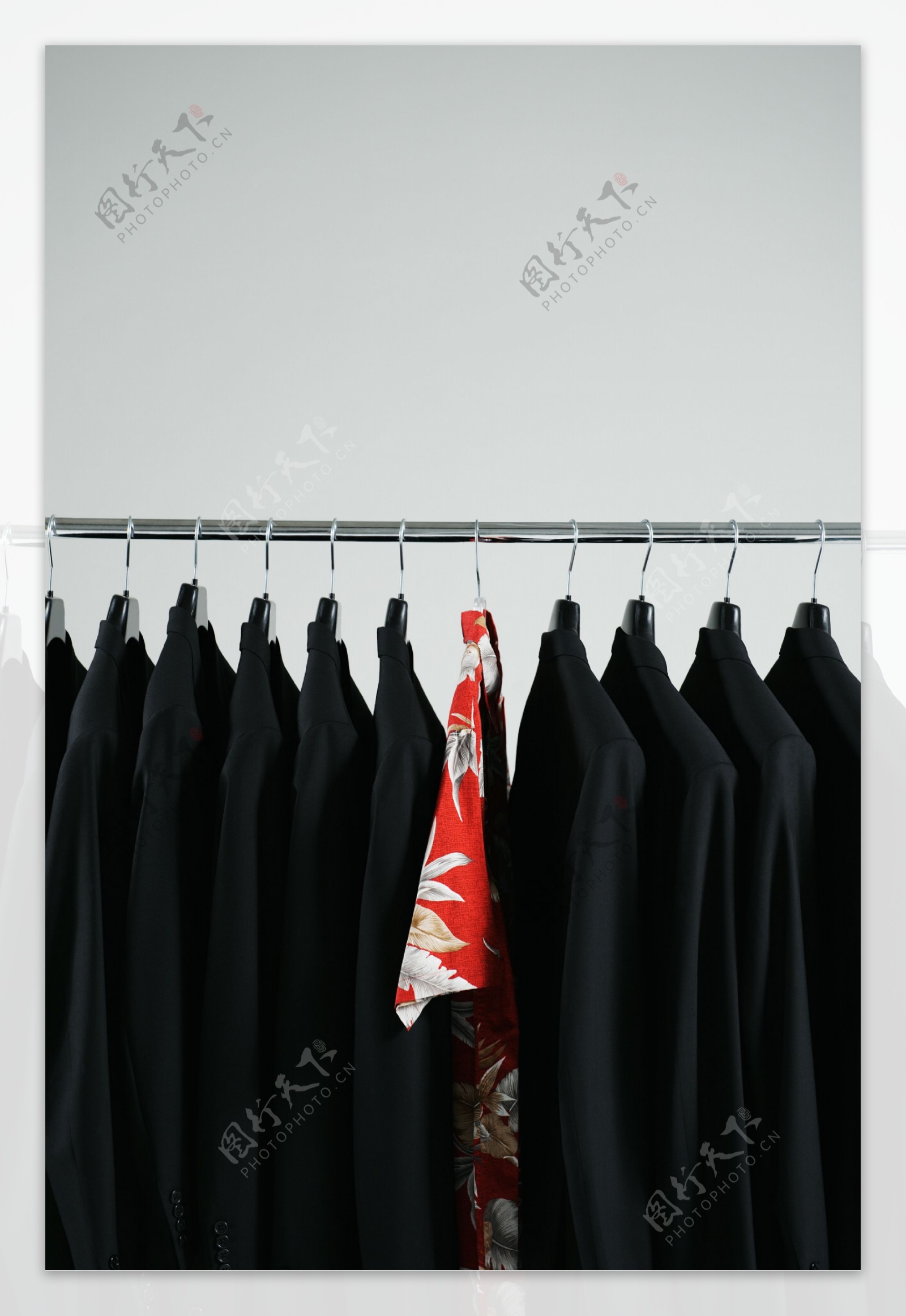 一排黑色西装中的花衬衫图片