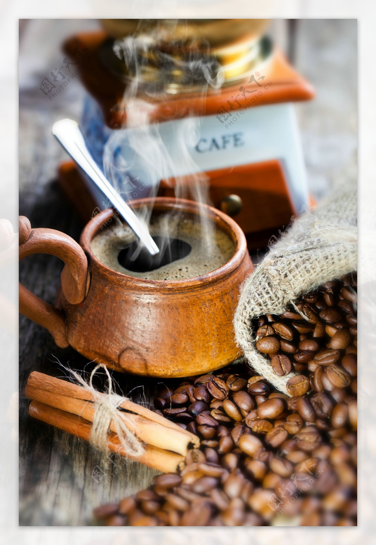 咖啡豆和一杯热咖啡图片