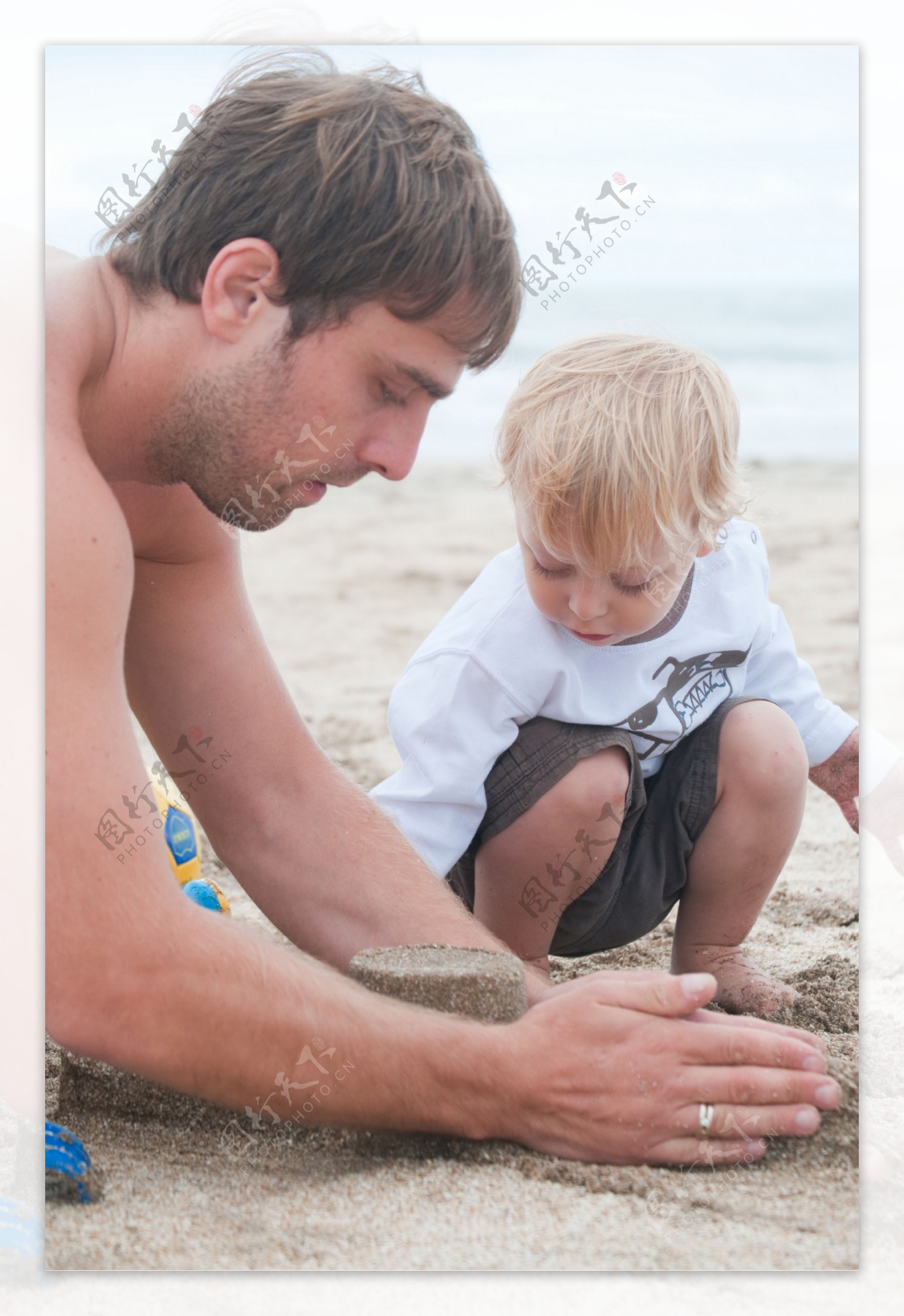 沙滩玩耍的父子俩图片