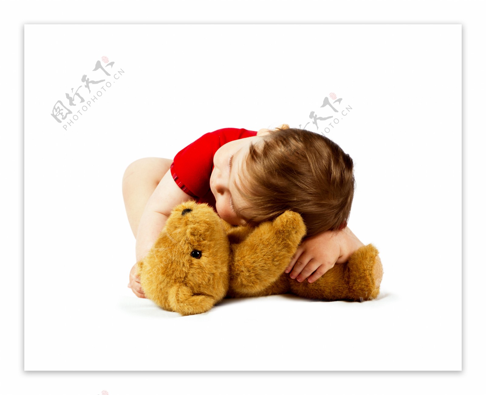 趴在泰迪熊上睡觉的孩子图片