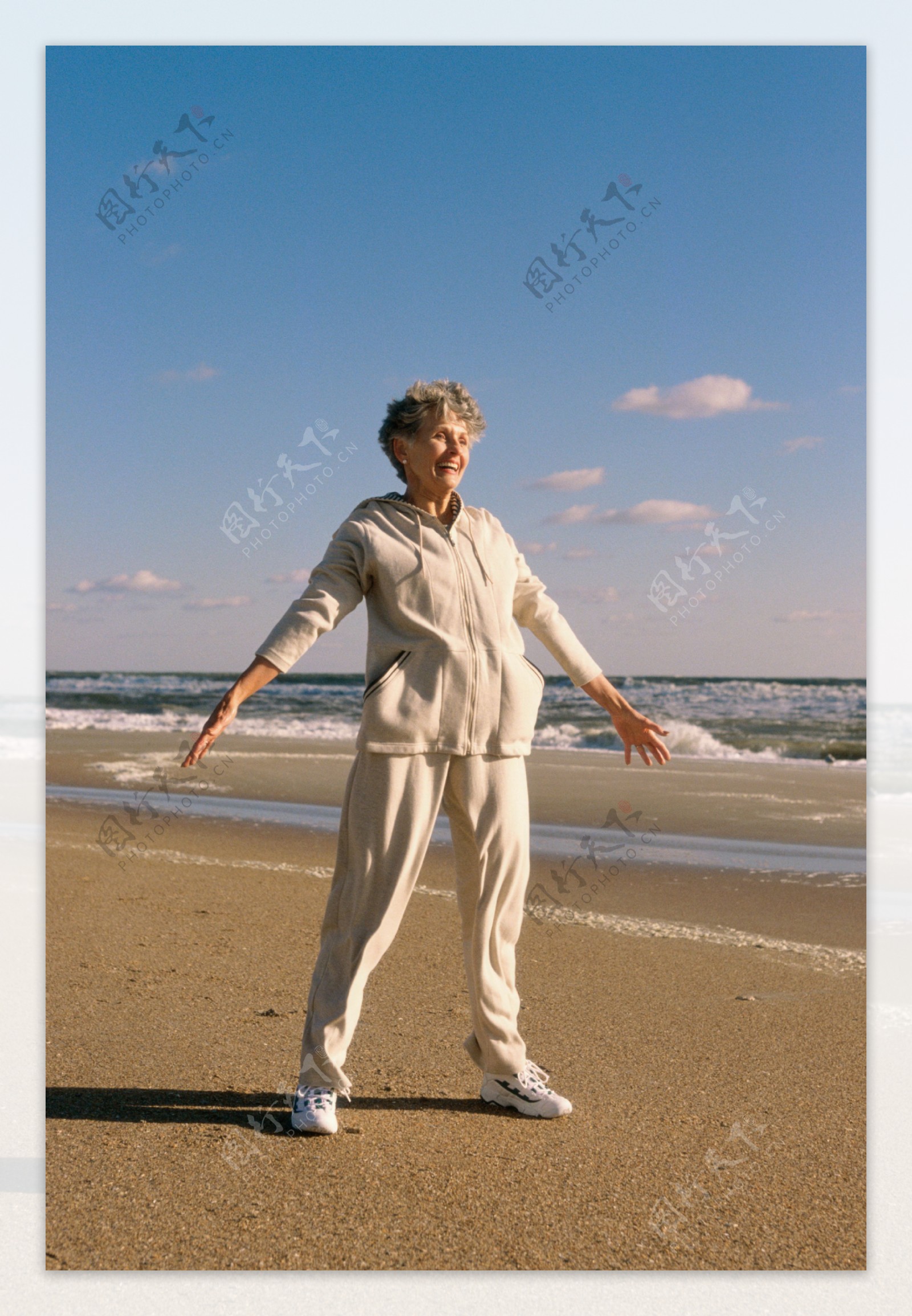沙滩上健身的老年妇女图片
