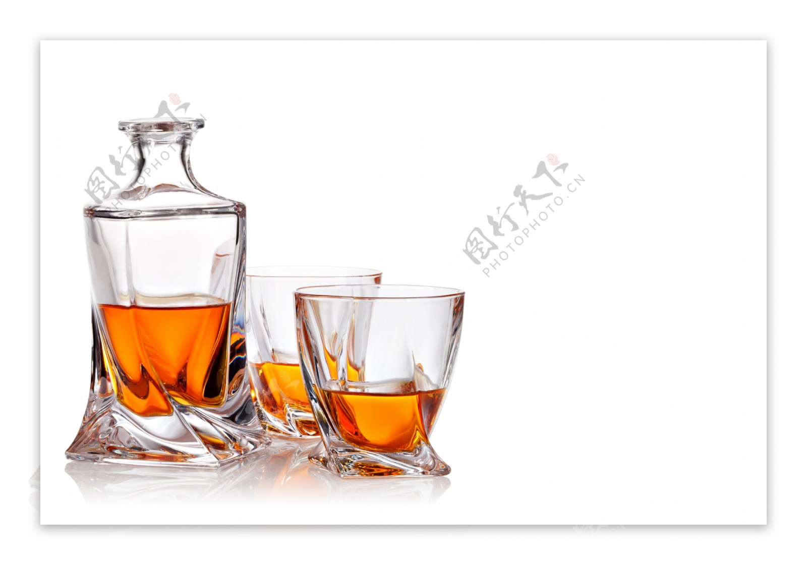 威士忌酒瓶与酒杯图片