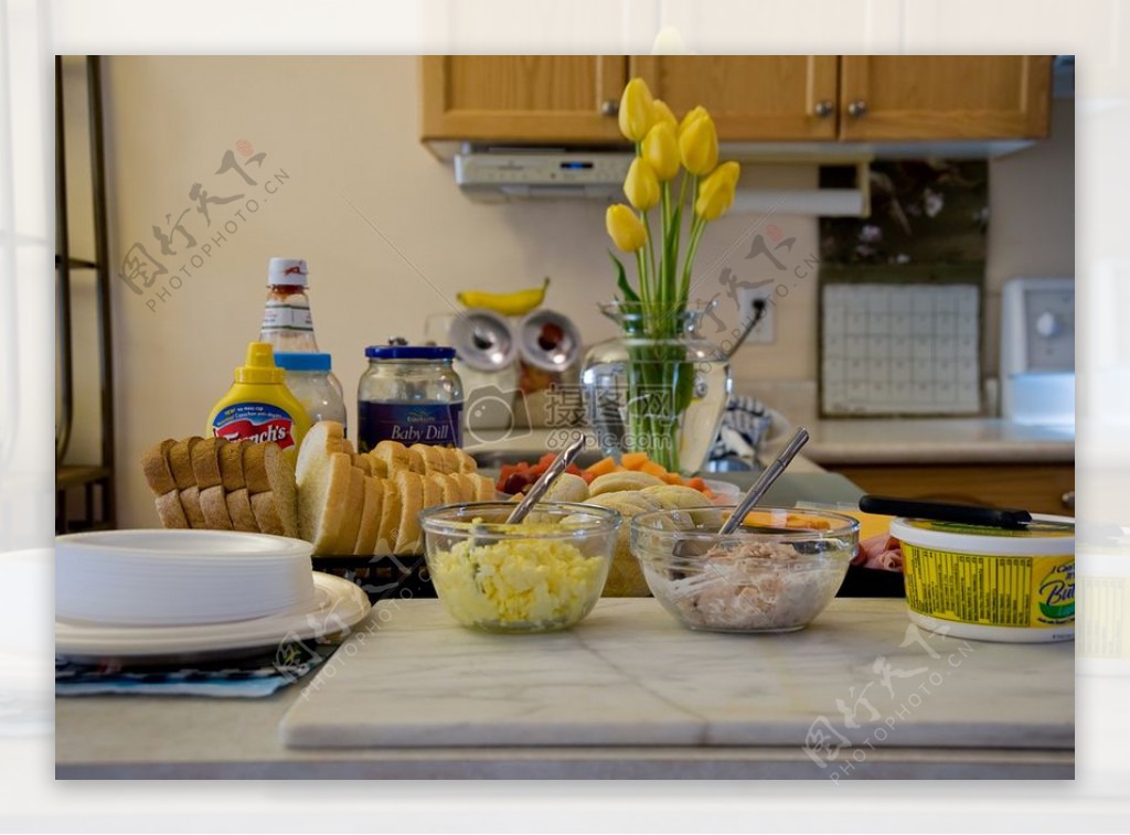 厨房里的花朵和食材