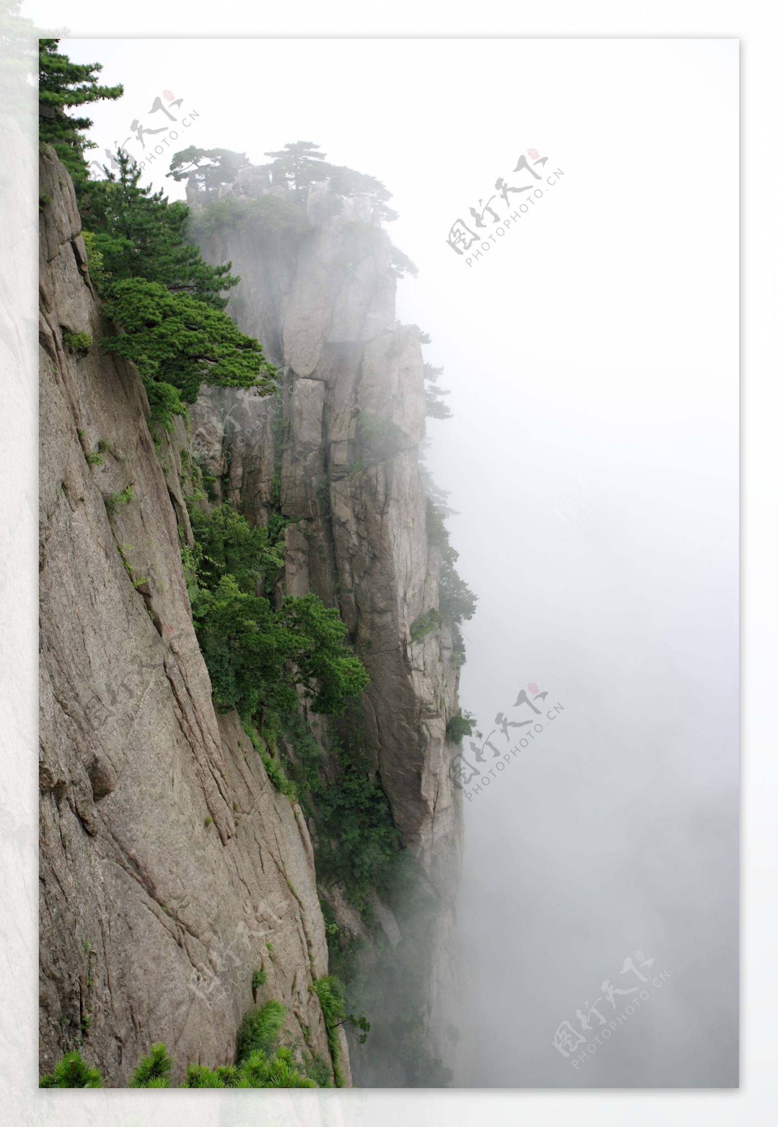 云雾弥漫的黄山峭壁图片