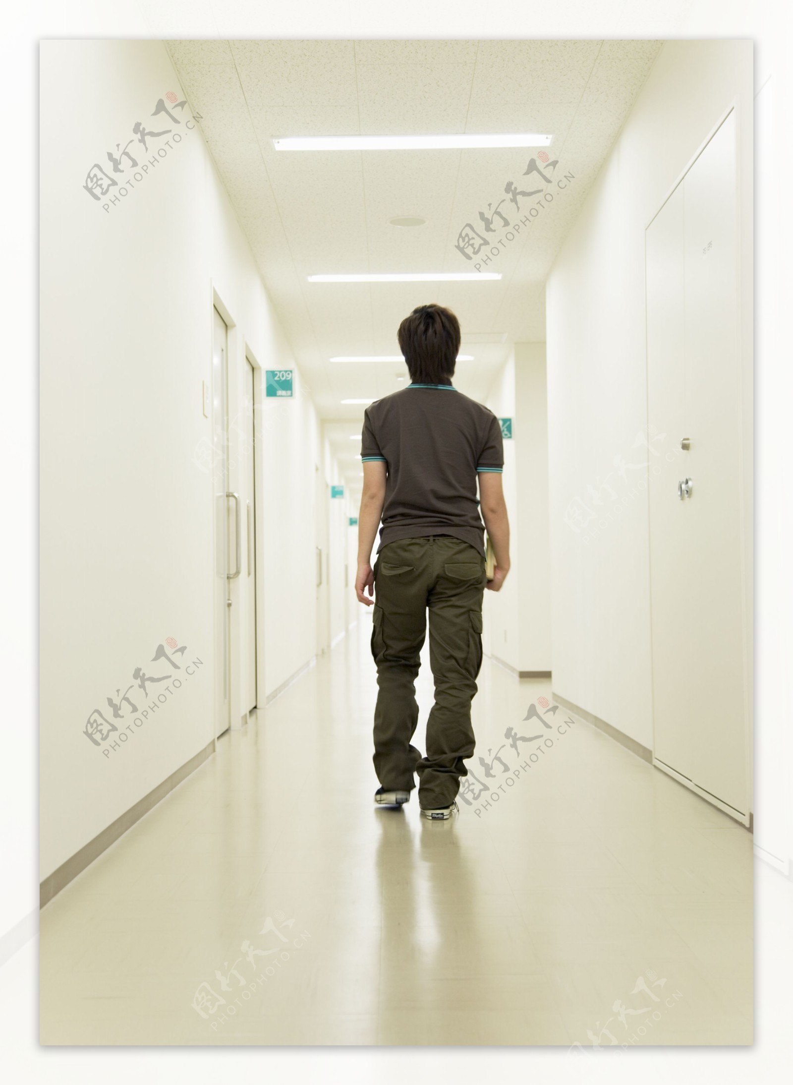 教室走廊的男生图片