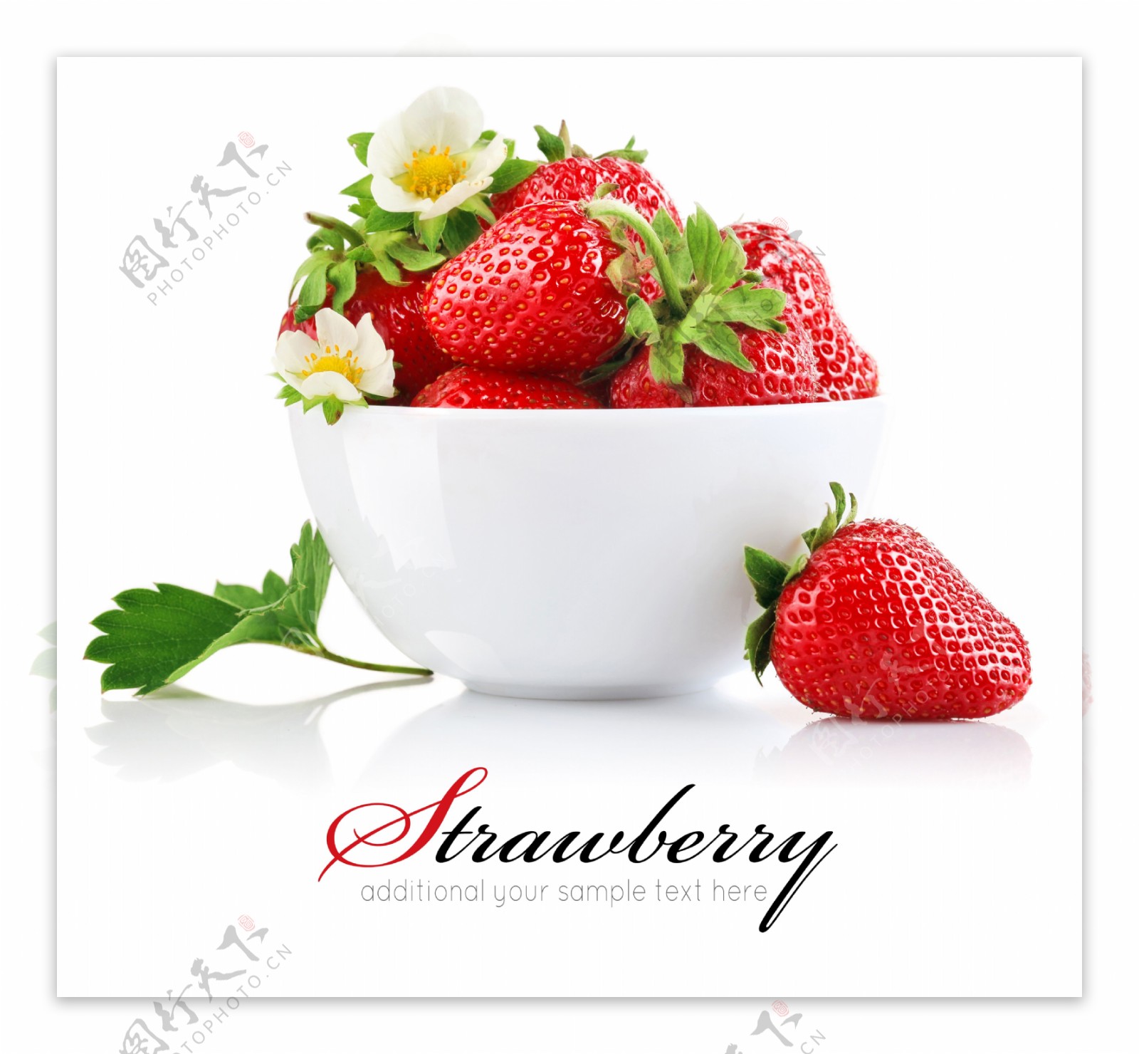 碗中的草莓与花图片