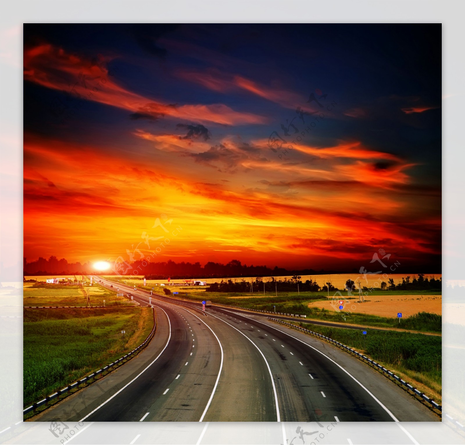 天空晚霞下弯曲的公路高速公路图片