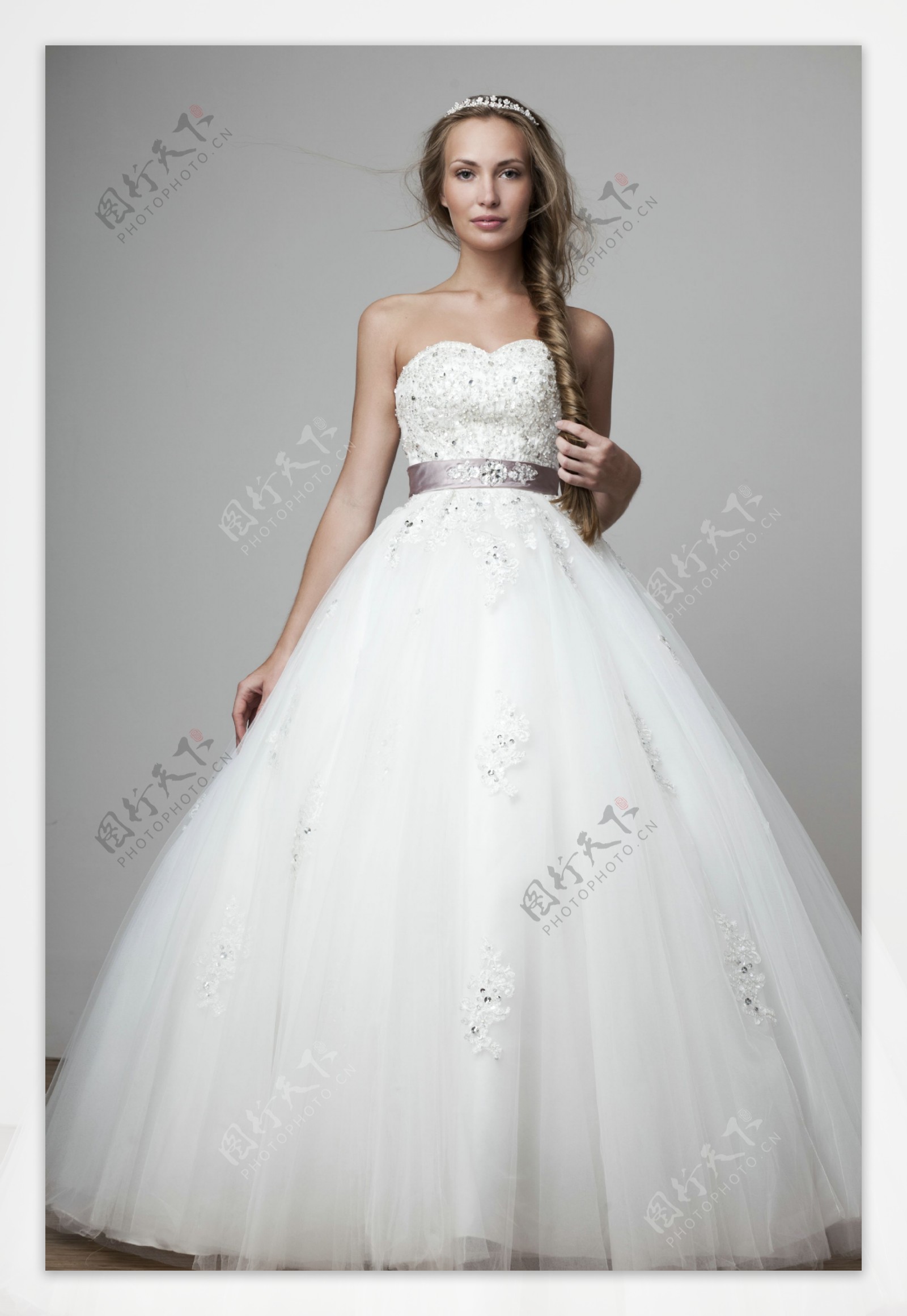 穿着白色婚纱的漂亮女人图片