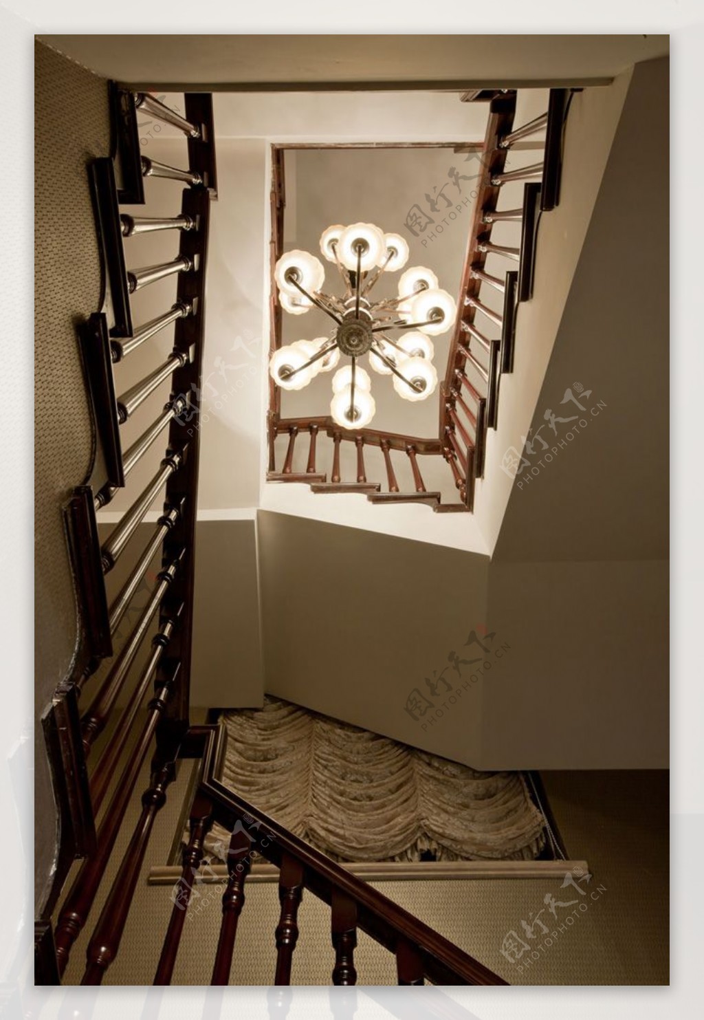 美式别墅转角楼梯装修效果图