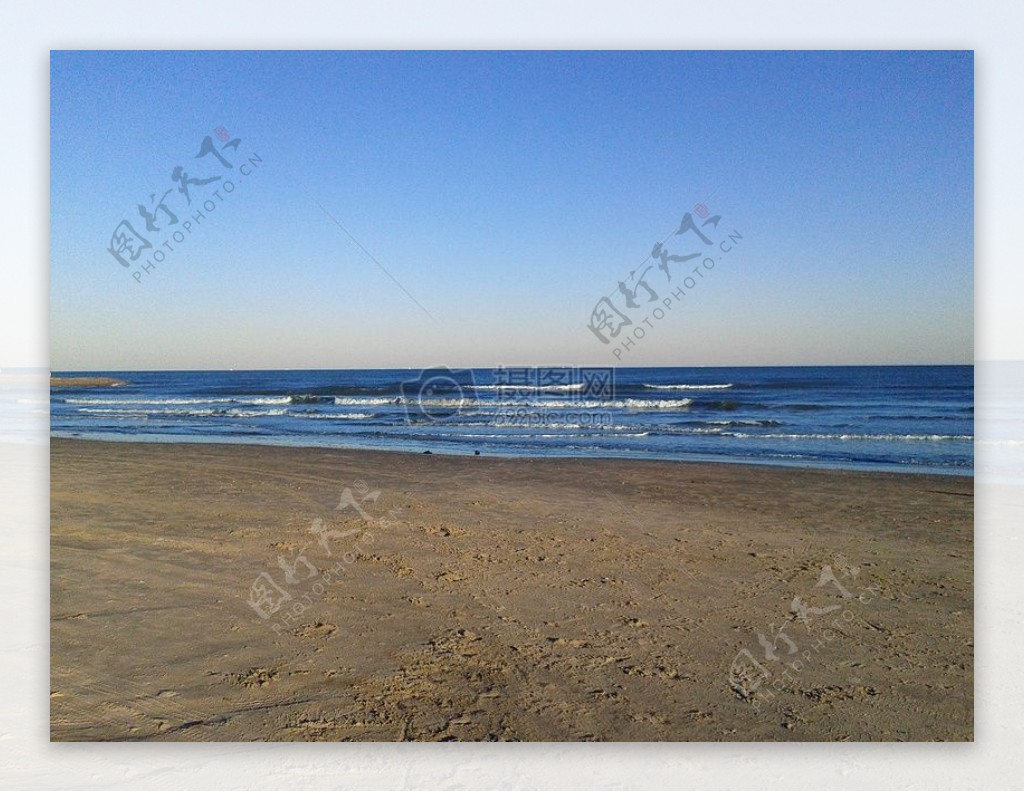 大海蓝天日落沙滩海水蓝色海洋榉木阳光全景