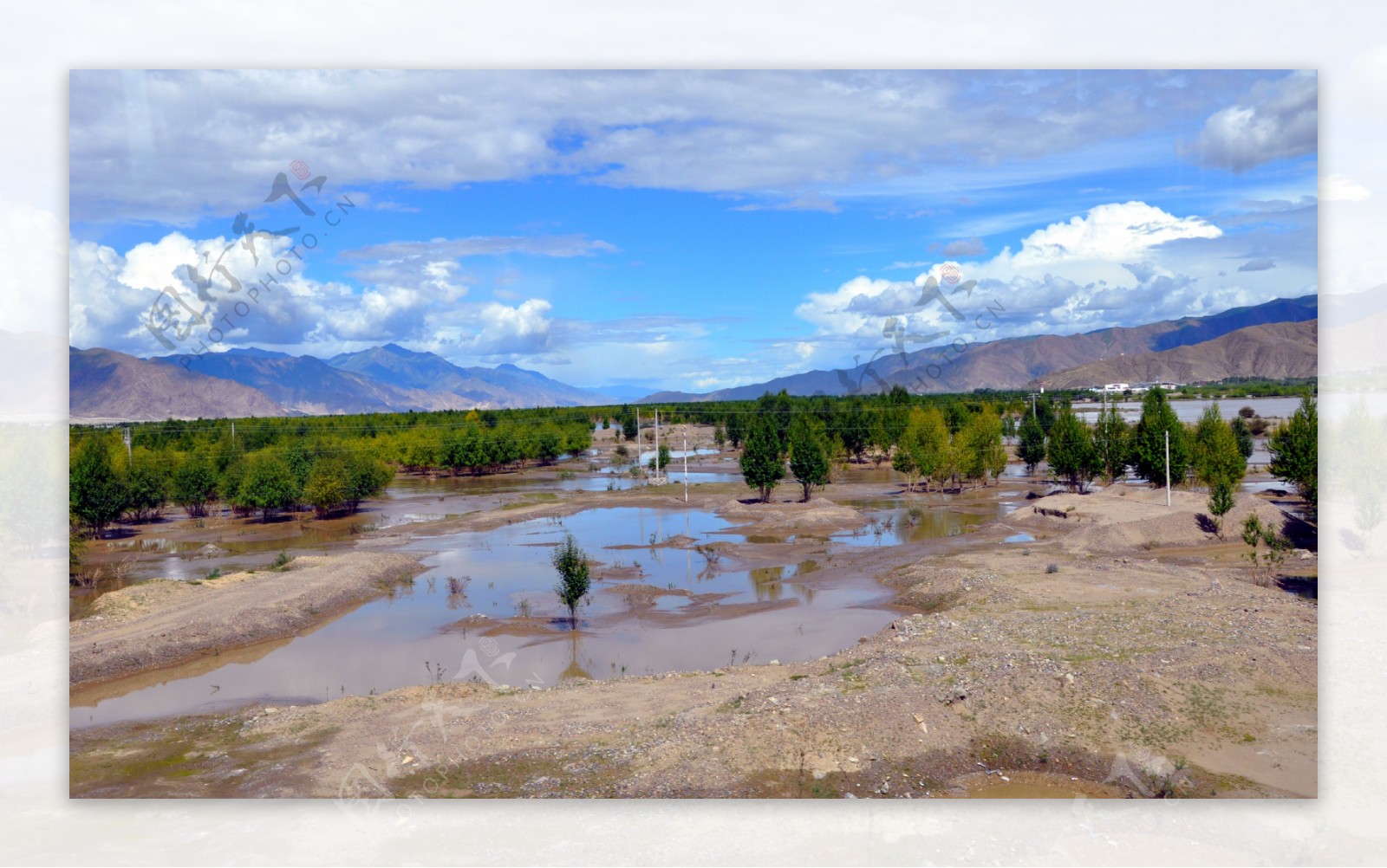 干涸的河流背景图片
